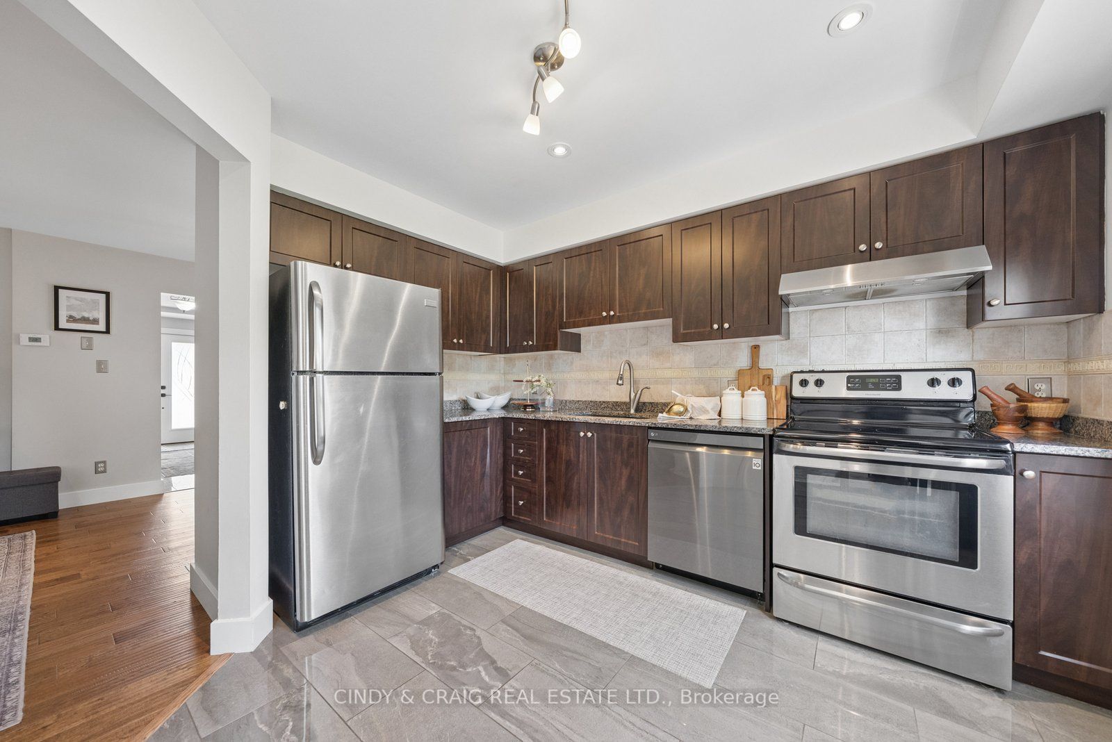 47 Wade Square Property Photo 8