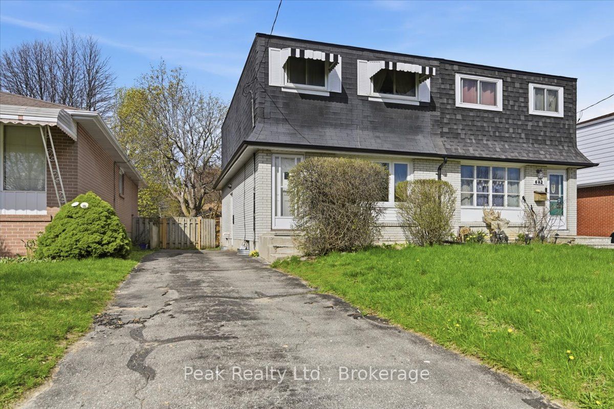 644 Perry Crescent Property Photo 3