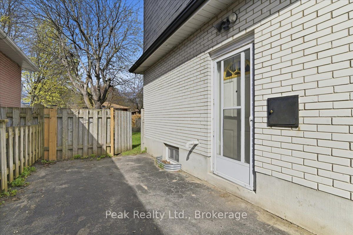 644 Perry Crescent Property Photo 4