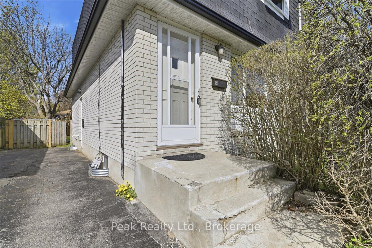 644 Perry Crescent Property Photo 5