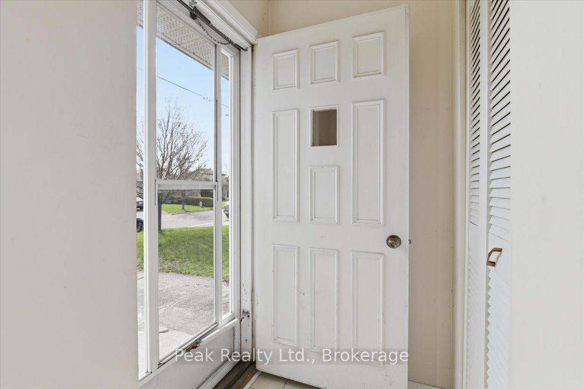 644 Perry Crescent Property Photo 6