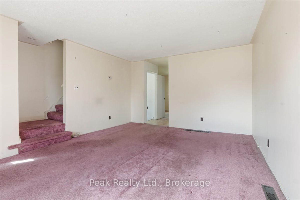 644 Perry Crescent Property Photo 7