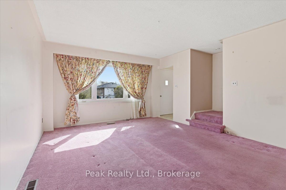 644 Perry Crescent Property Photo 8