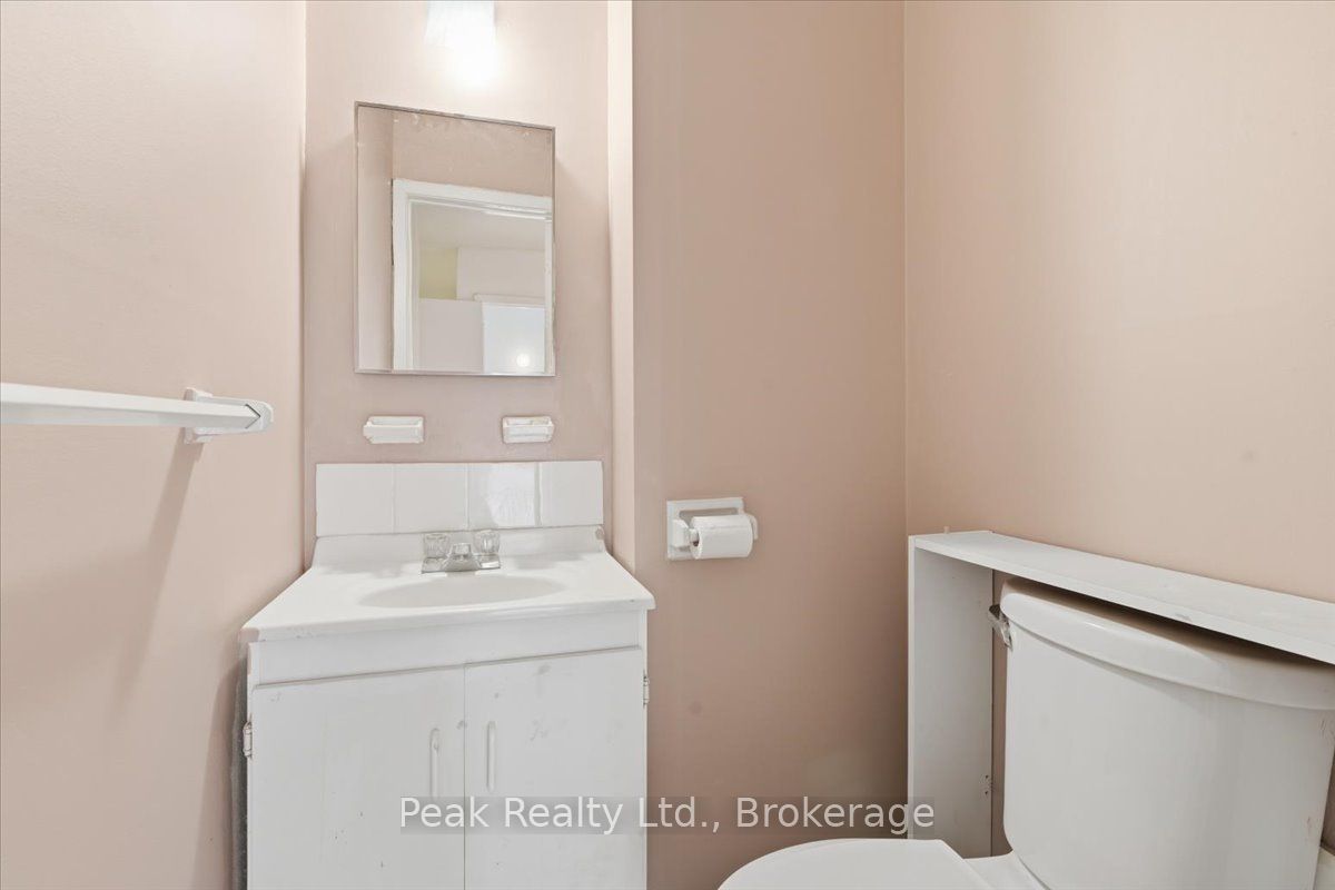 644 Perry Crescent Property Photo 14