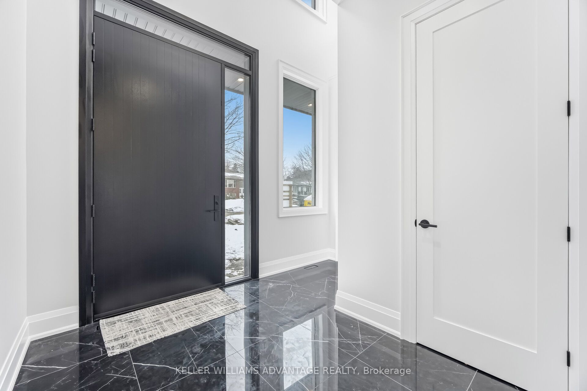 711 Hillview Crescent Property Photo 2