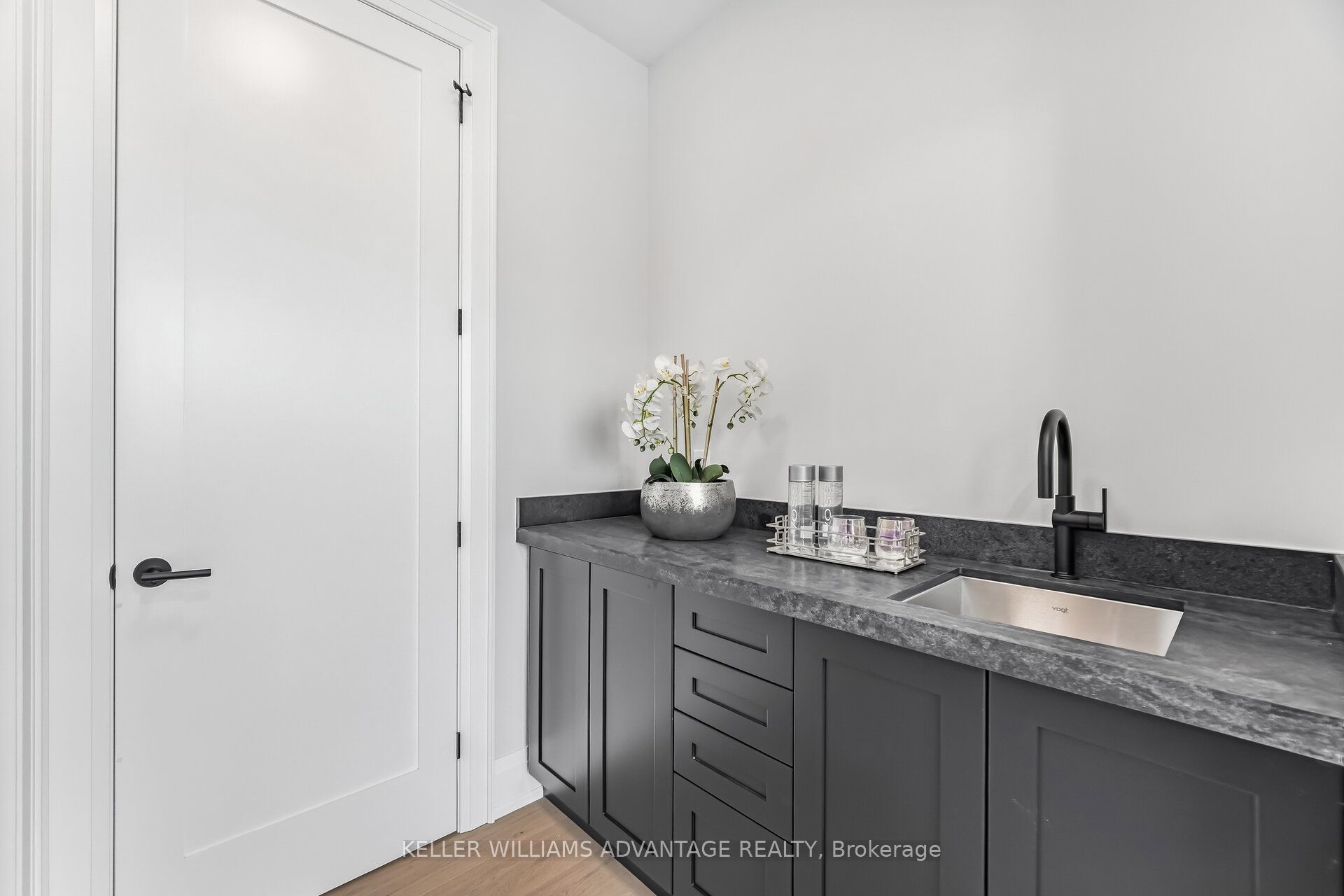 711 Hillview Crescent Property Photo 27