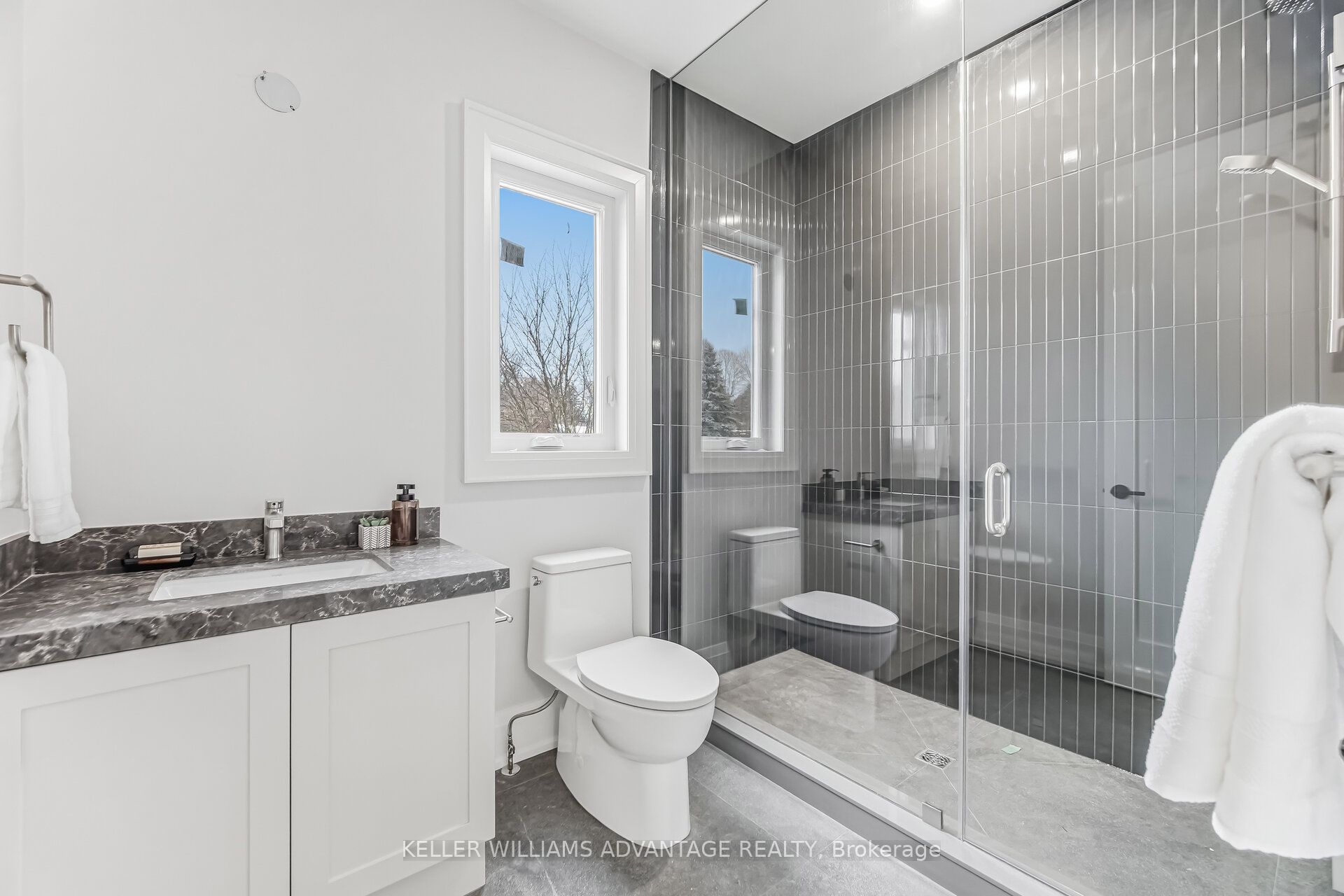 711 Hillview Crescent Property Photo 32