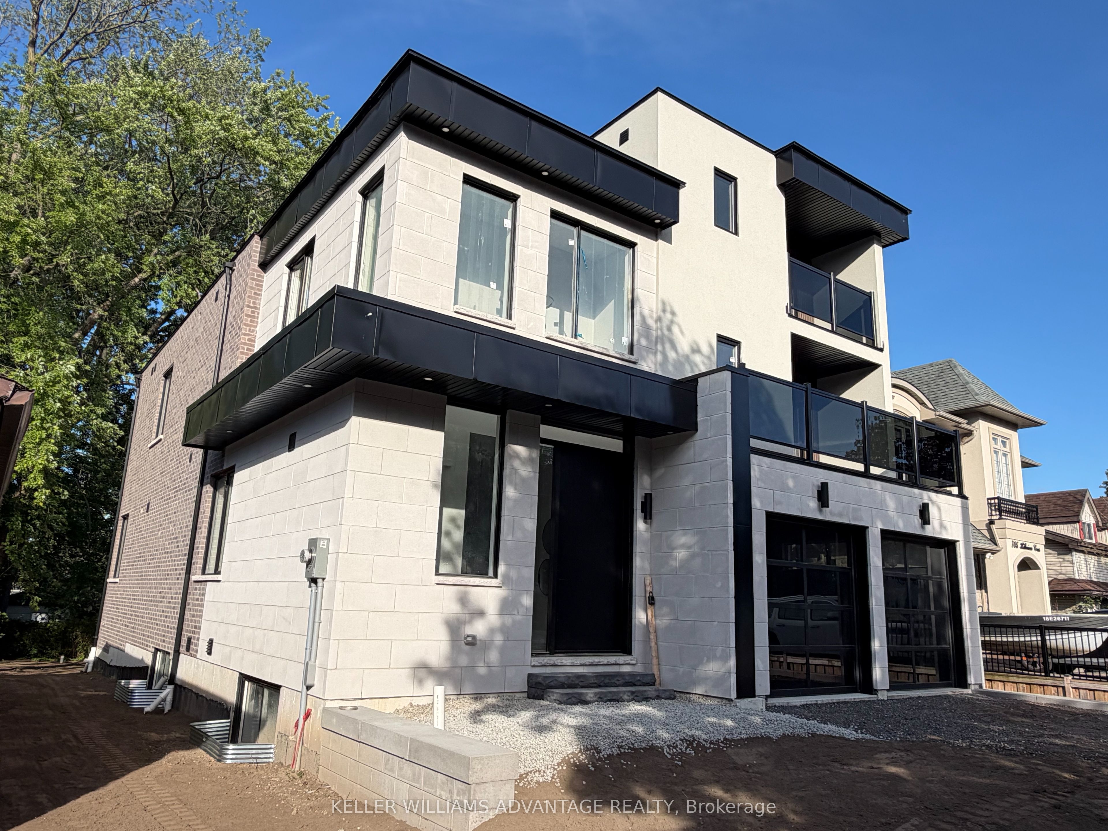711 Hillview Crescent Property Photo 1
