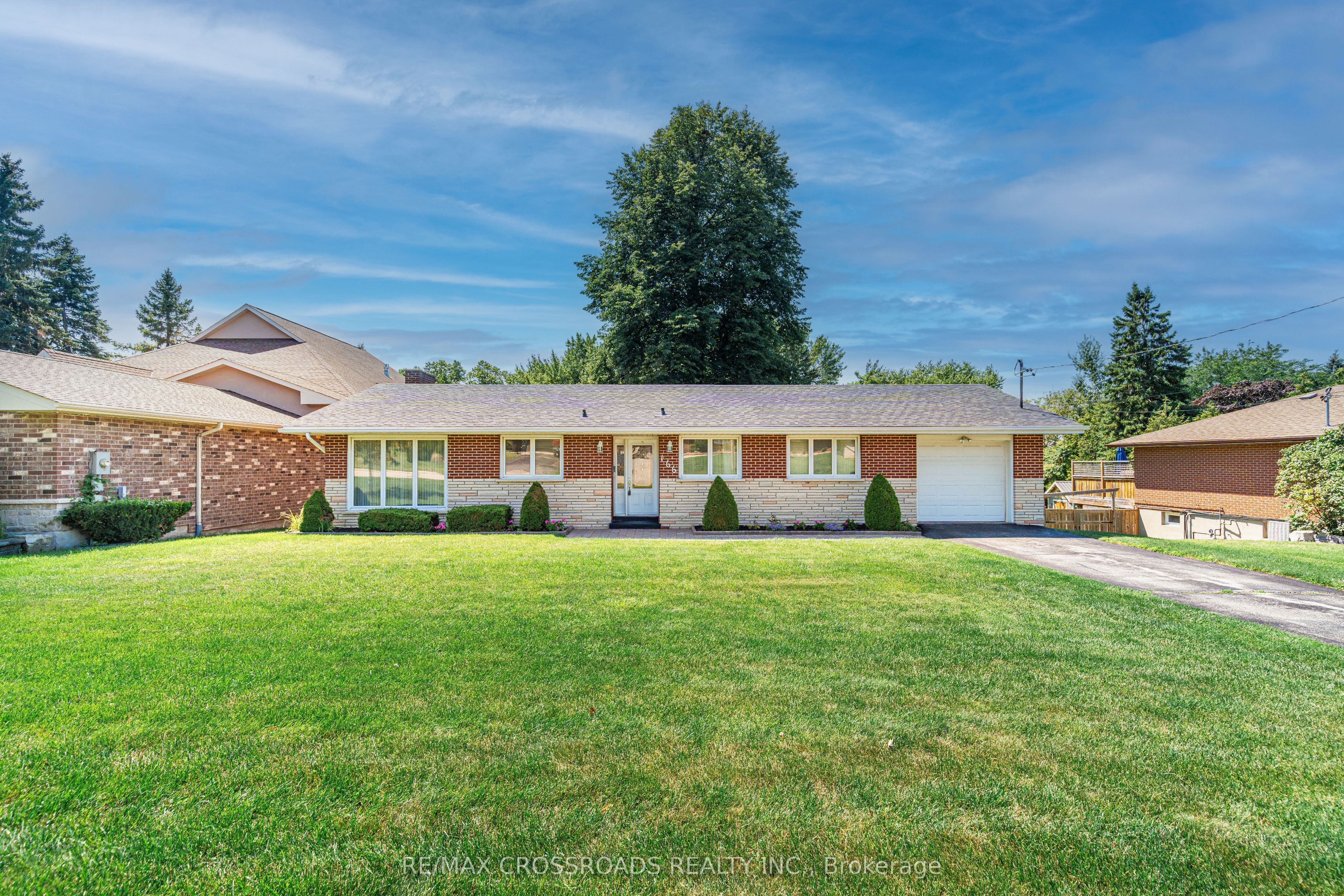 166 Elizabeth Crescent N Property Photo 1