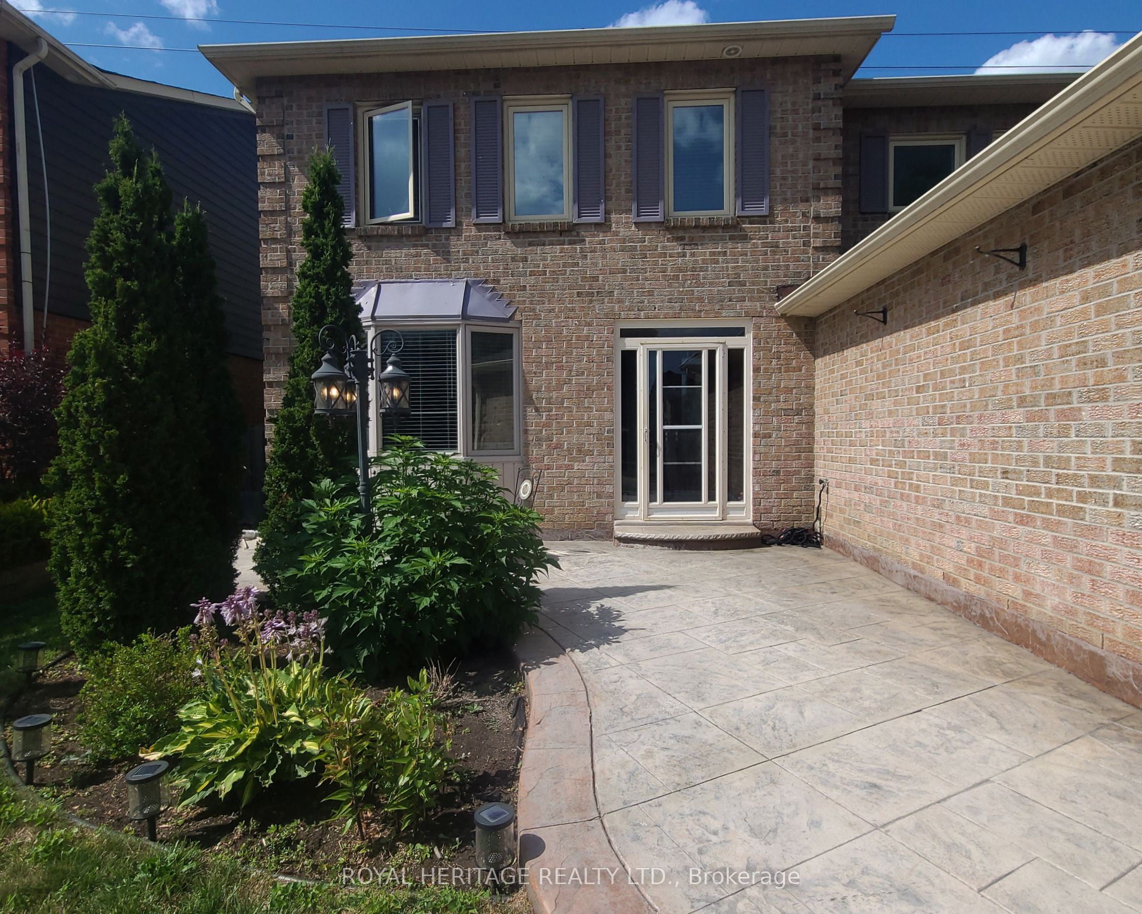 1221 Fieldstone Circle Property Photo 3