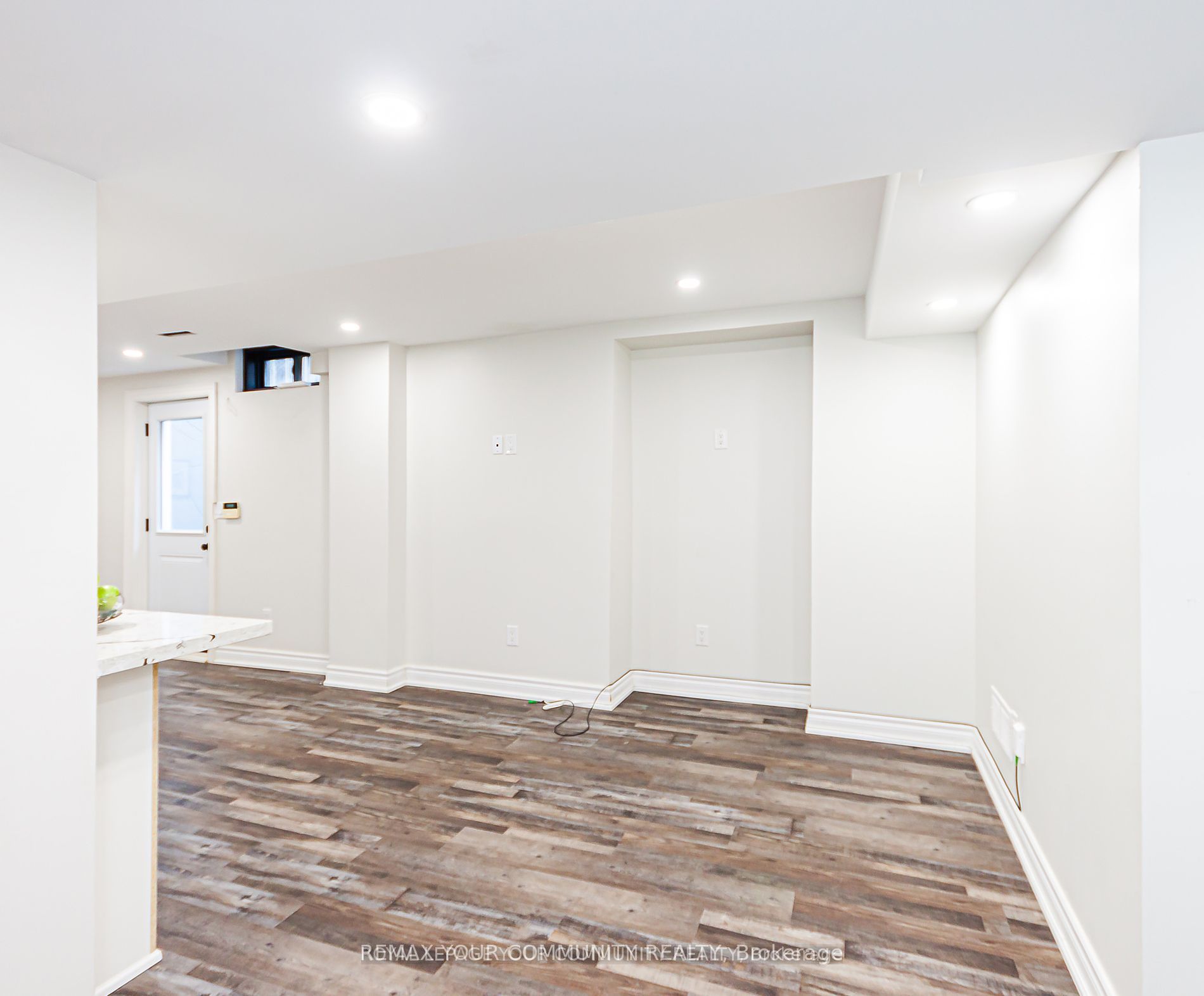 33 Durness Avenue Bsmt Property Photo 14