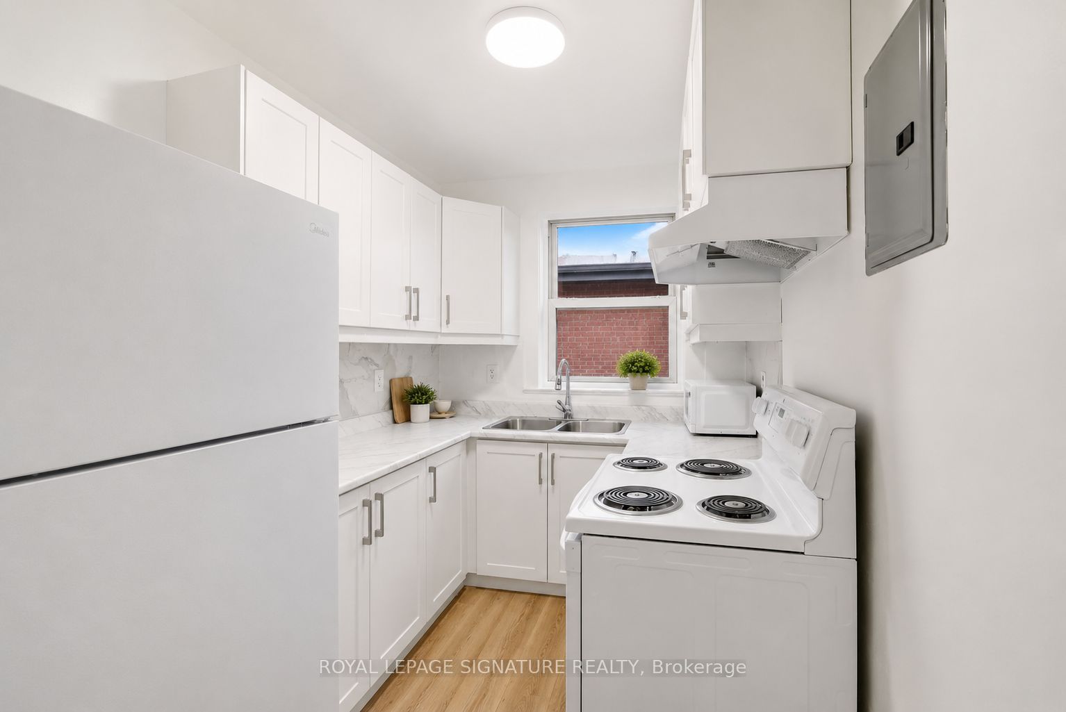 2479 Queen Street E Property Photo 8