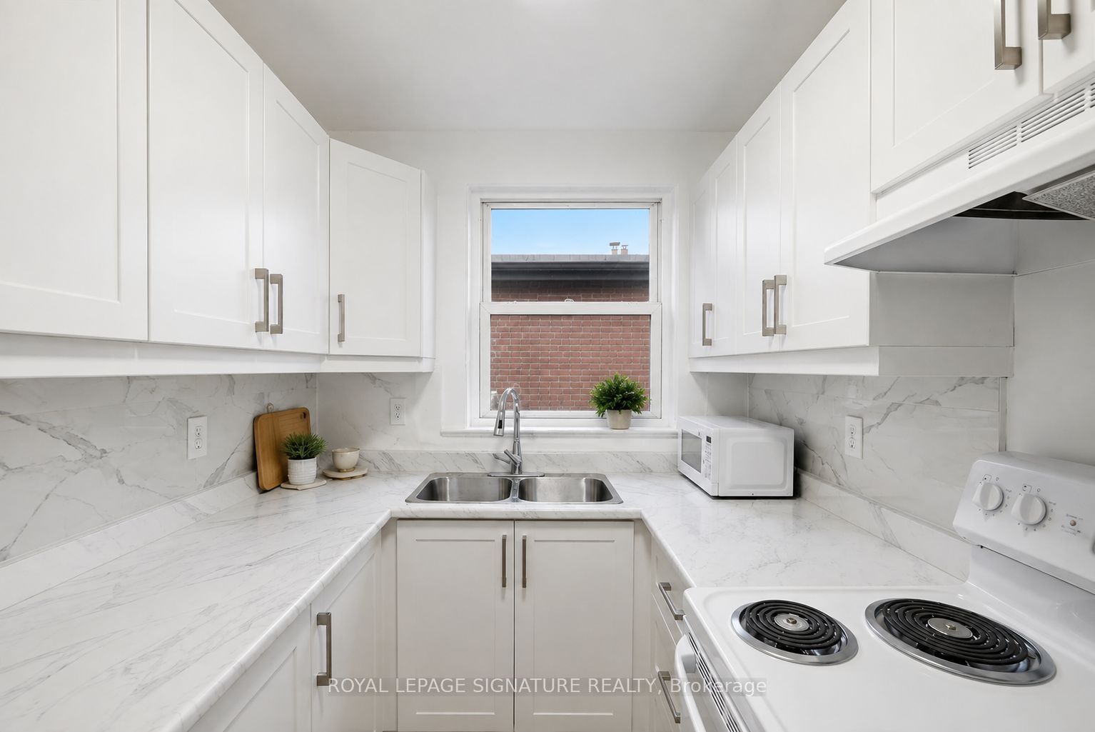 2479 Queen Street E Property Photo 9