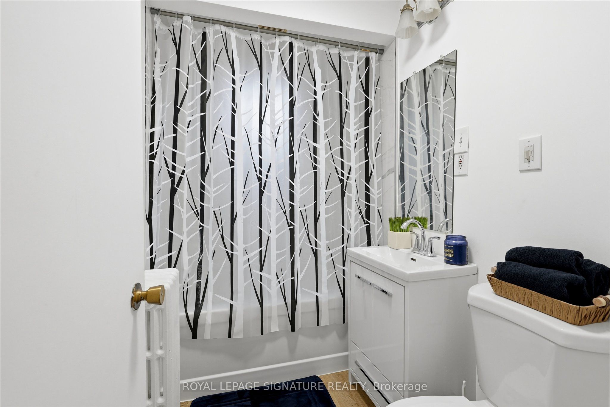 2479 Queen Street E Property Photo 14