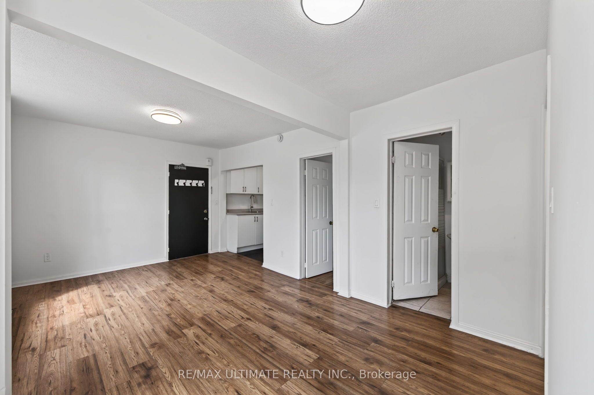 2360 Queen Street E 3 Property Photo 6