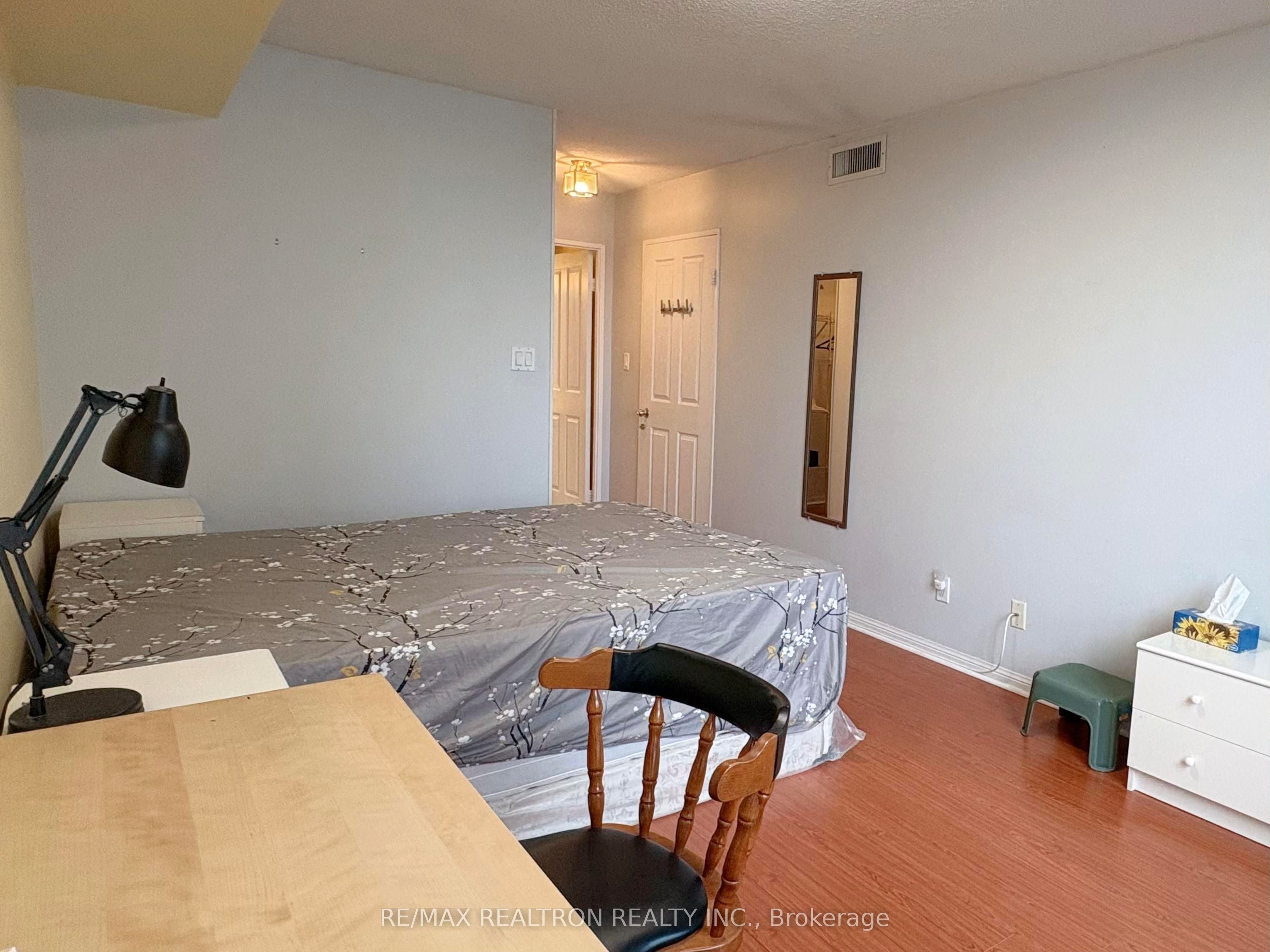 88 Corporate Drive 1708 Property Photo 4