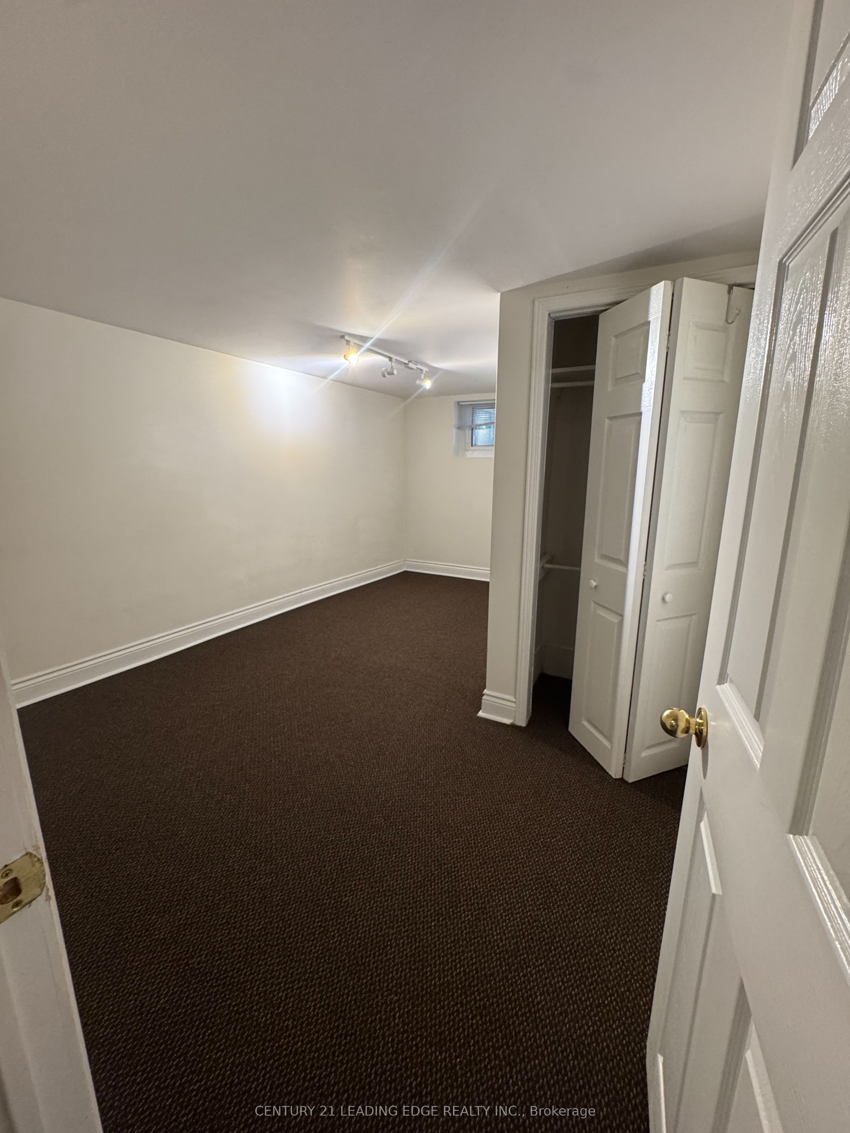 293 Oshawa Boulevard N Property Photo 7