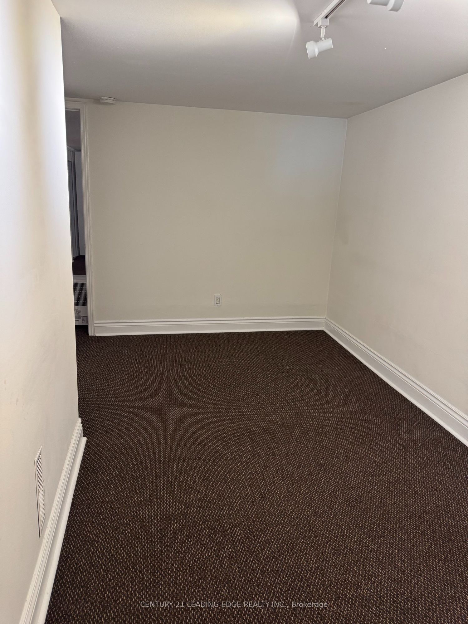 293 Oshawa Boulevard N Property Photo 9