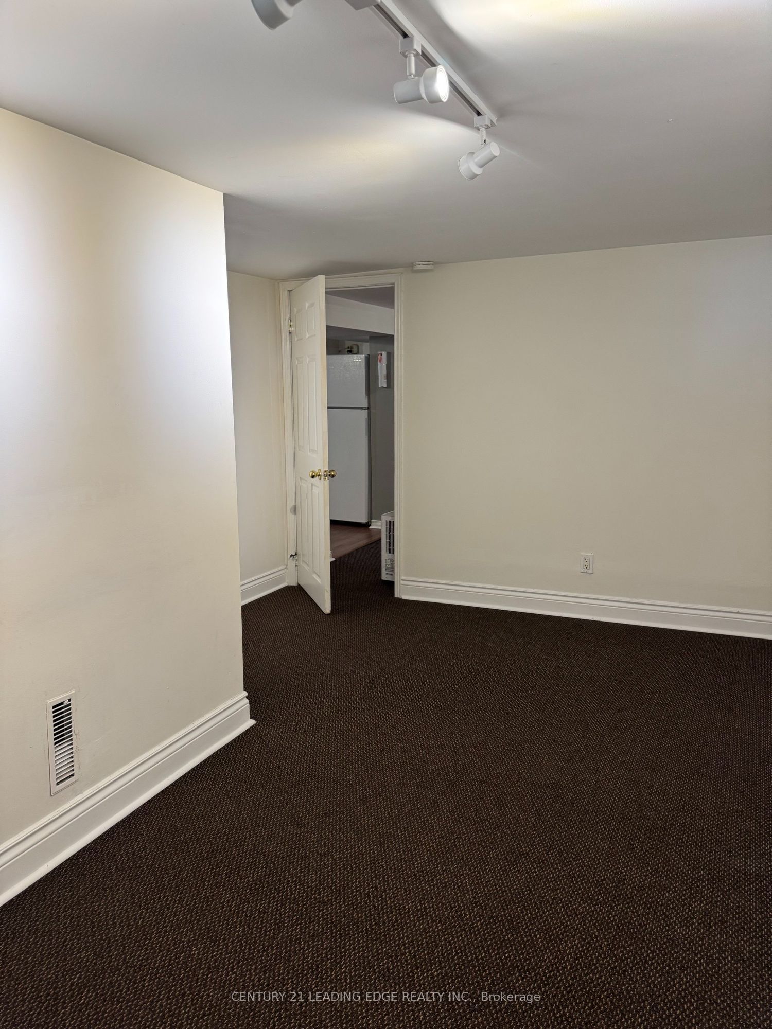293 Oshawa Boulevard N Property Photo 10