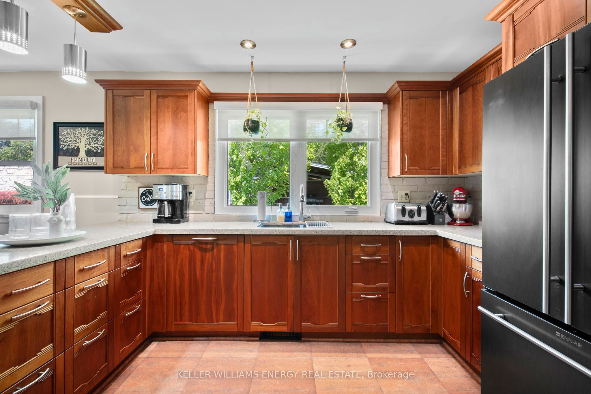 833 Glenmanor Drive Property Photo 8