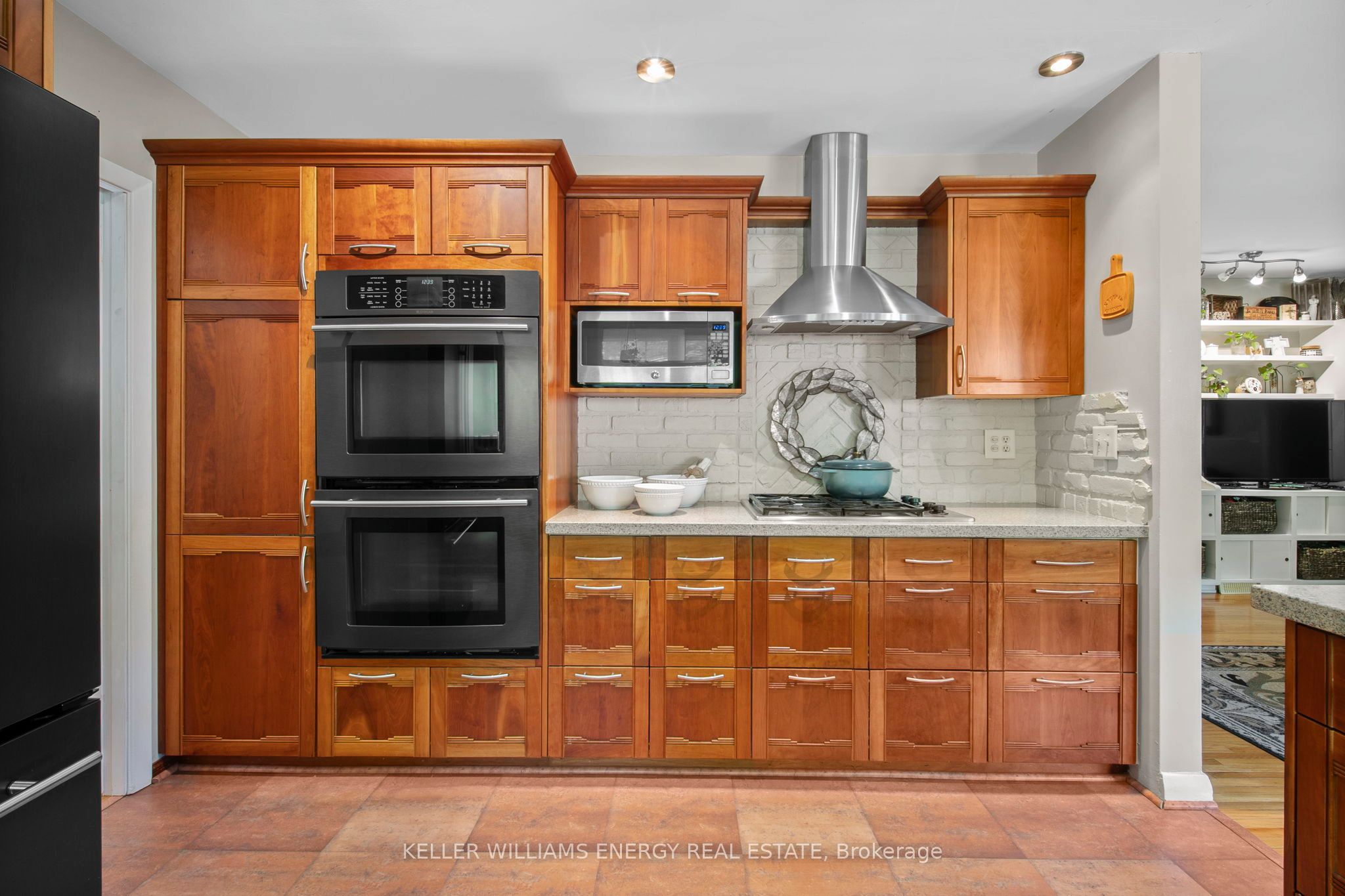 833 Glenmanor Drive Property Photo 9