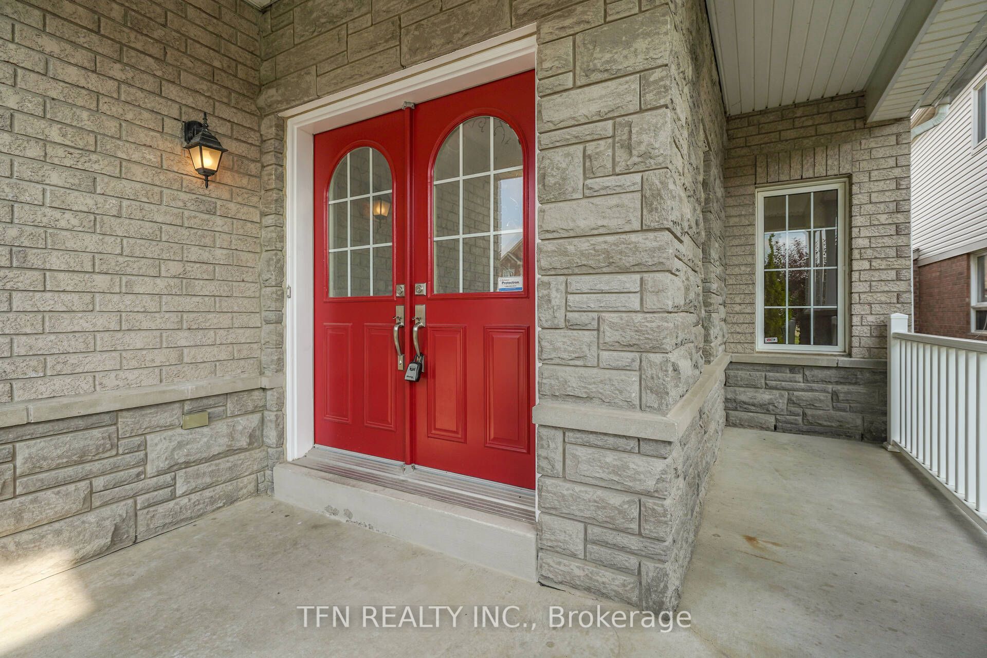 1648 Pennel Drive Upper Property Photo 4