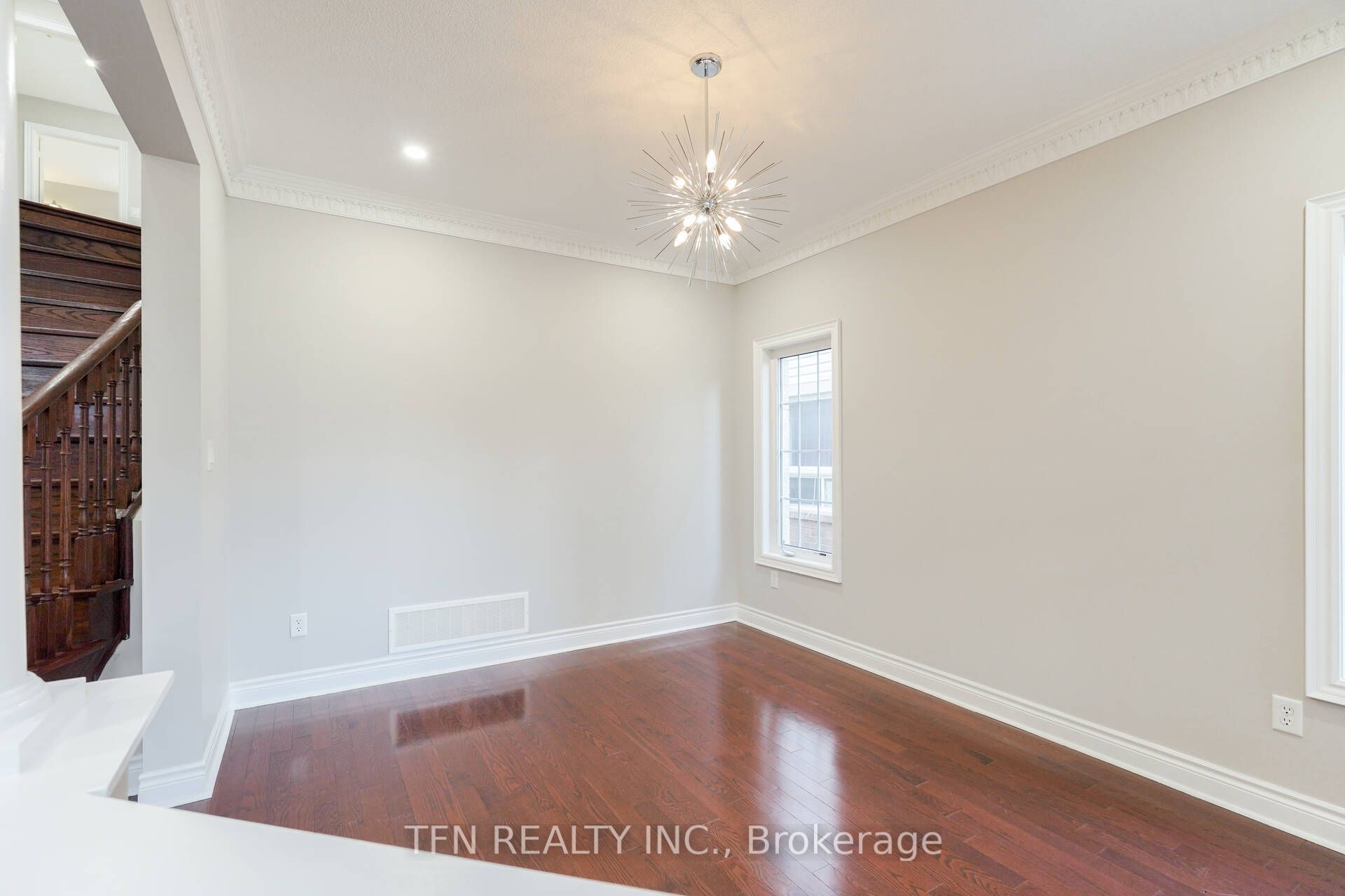 1648 Pennel Drive Upper Property Photo 7
