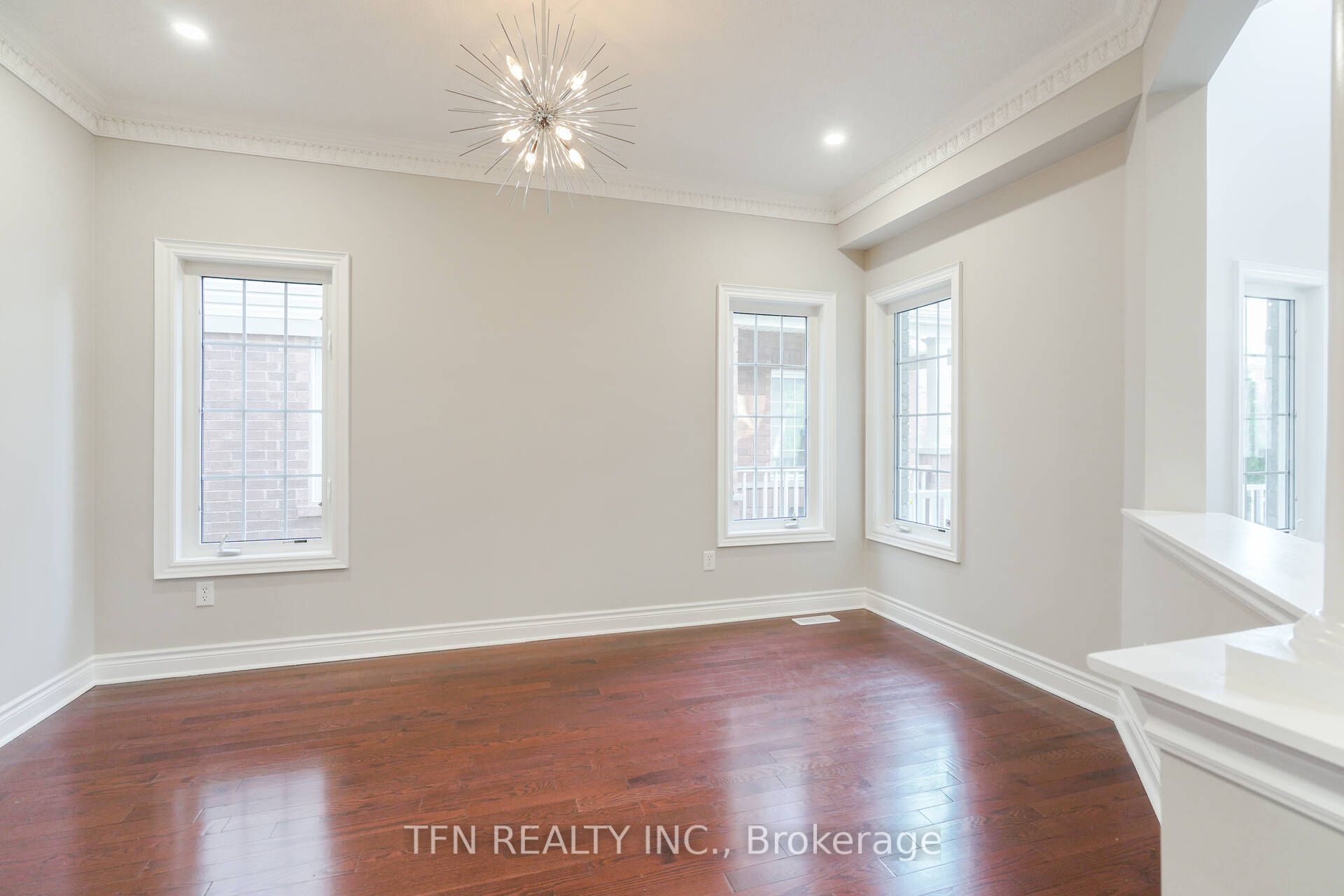 1648 Pennel Drive Upper Property Photo 8