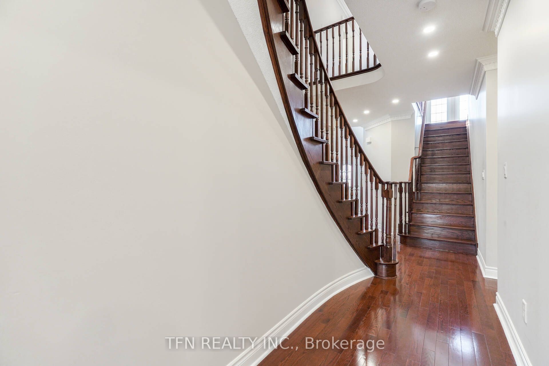 1648 Pennel Drive Upper Property Photo 10