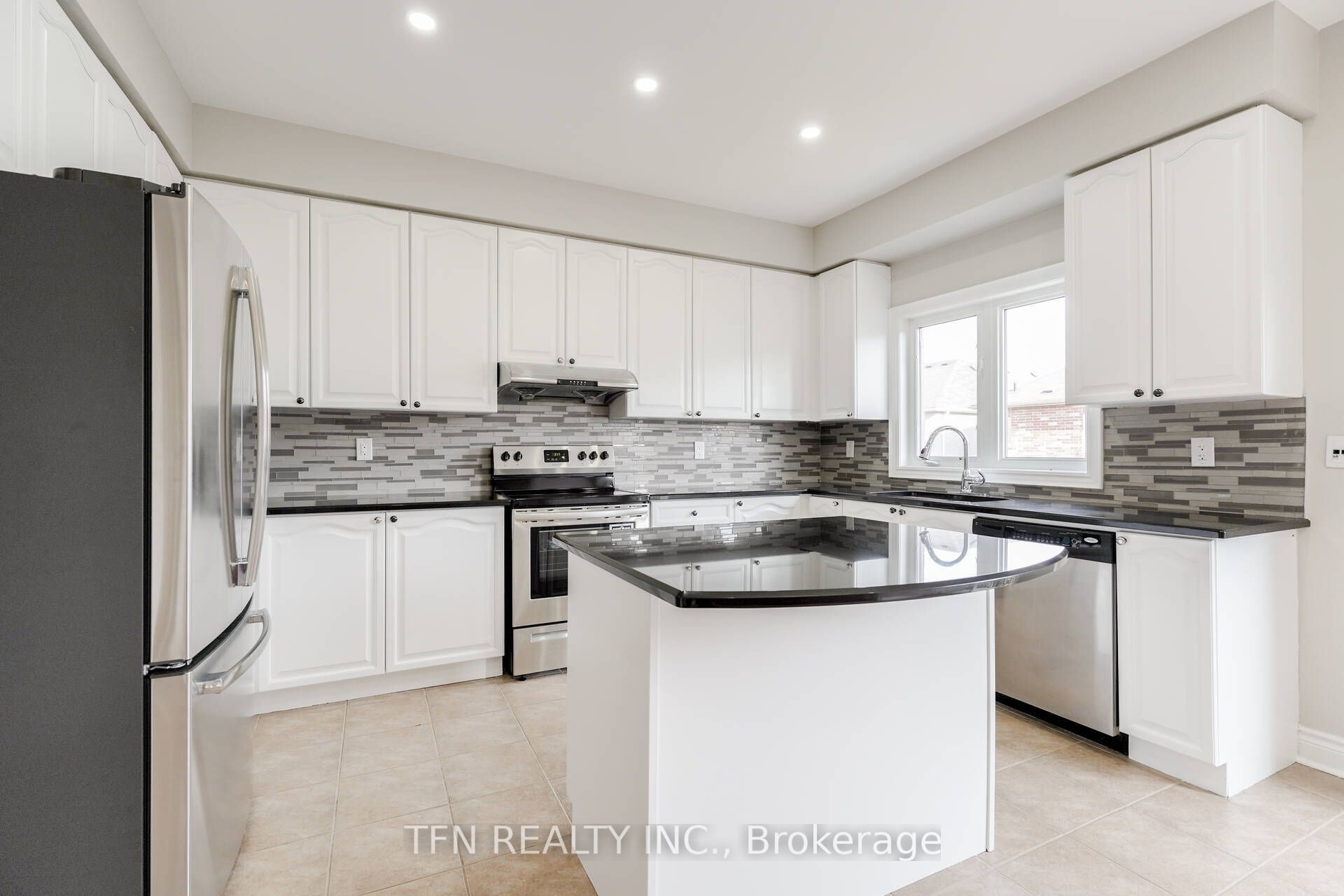 1648 Pennel Drive Upper Property Photo 15