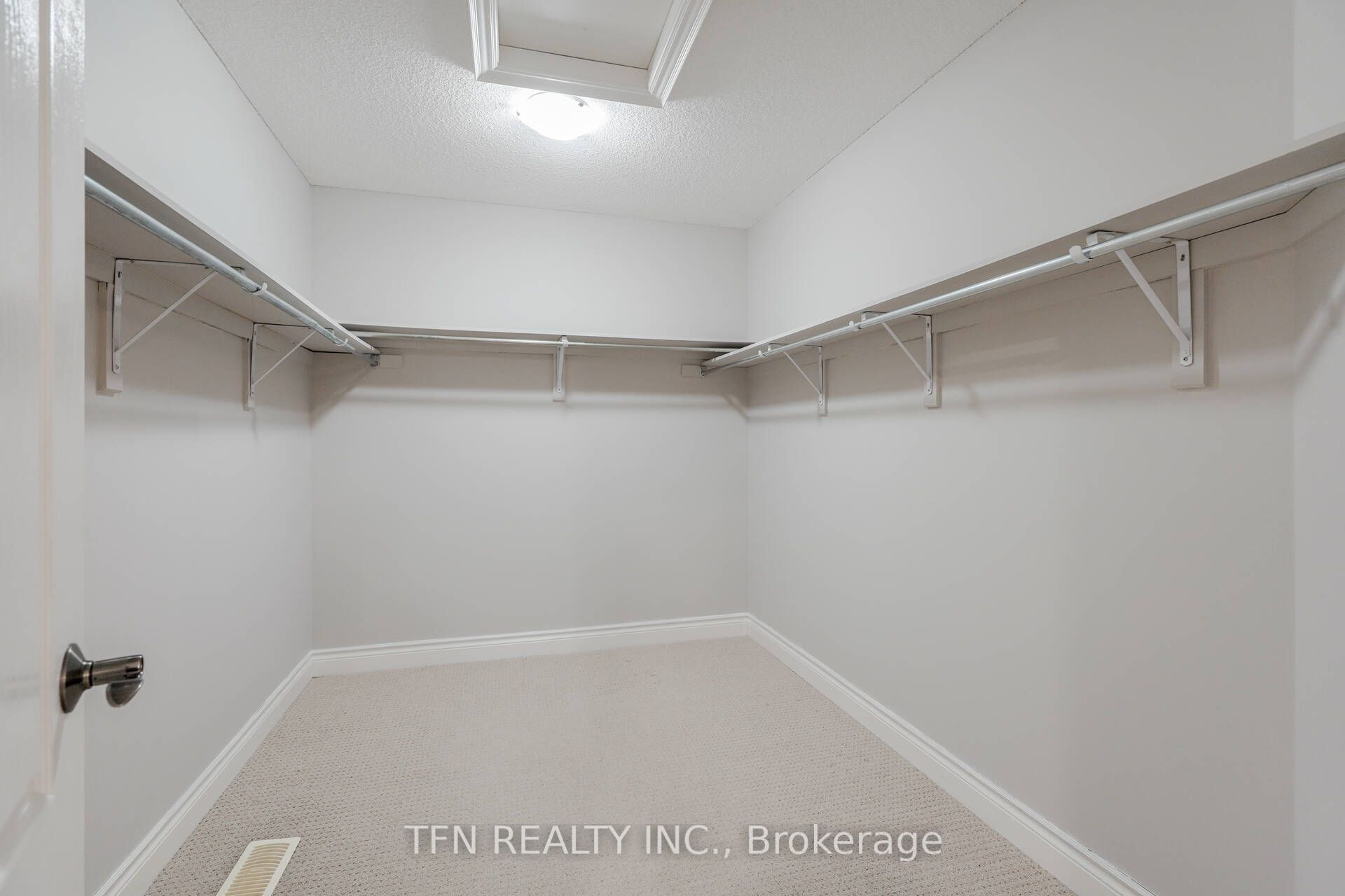 1648 Pennel Drive Upper Property Photo 29