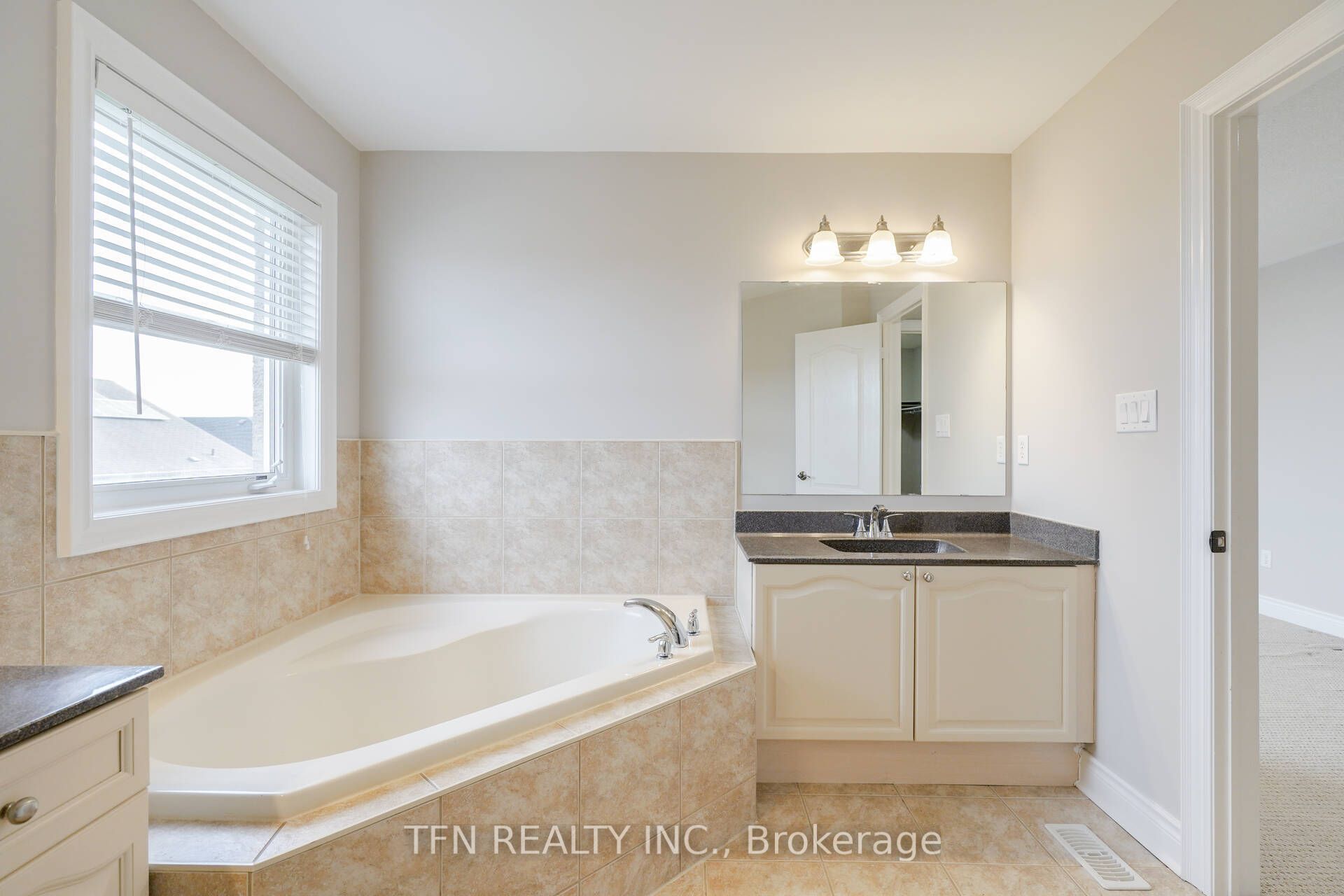 1648 Pennel Drive Upper Property Photo 31