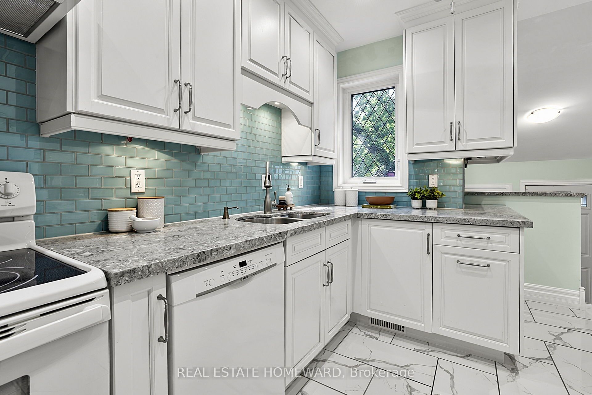 190 Rhodes Avenue Property Photo 11