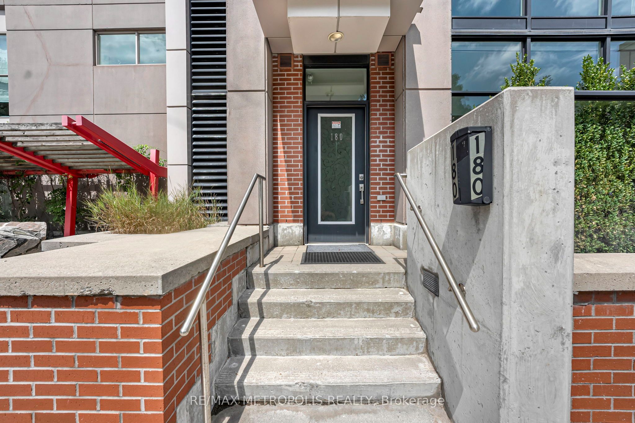 180 Borough Drive Property Photo 3