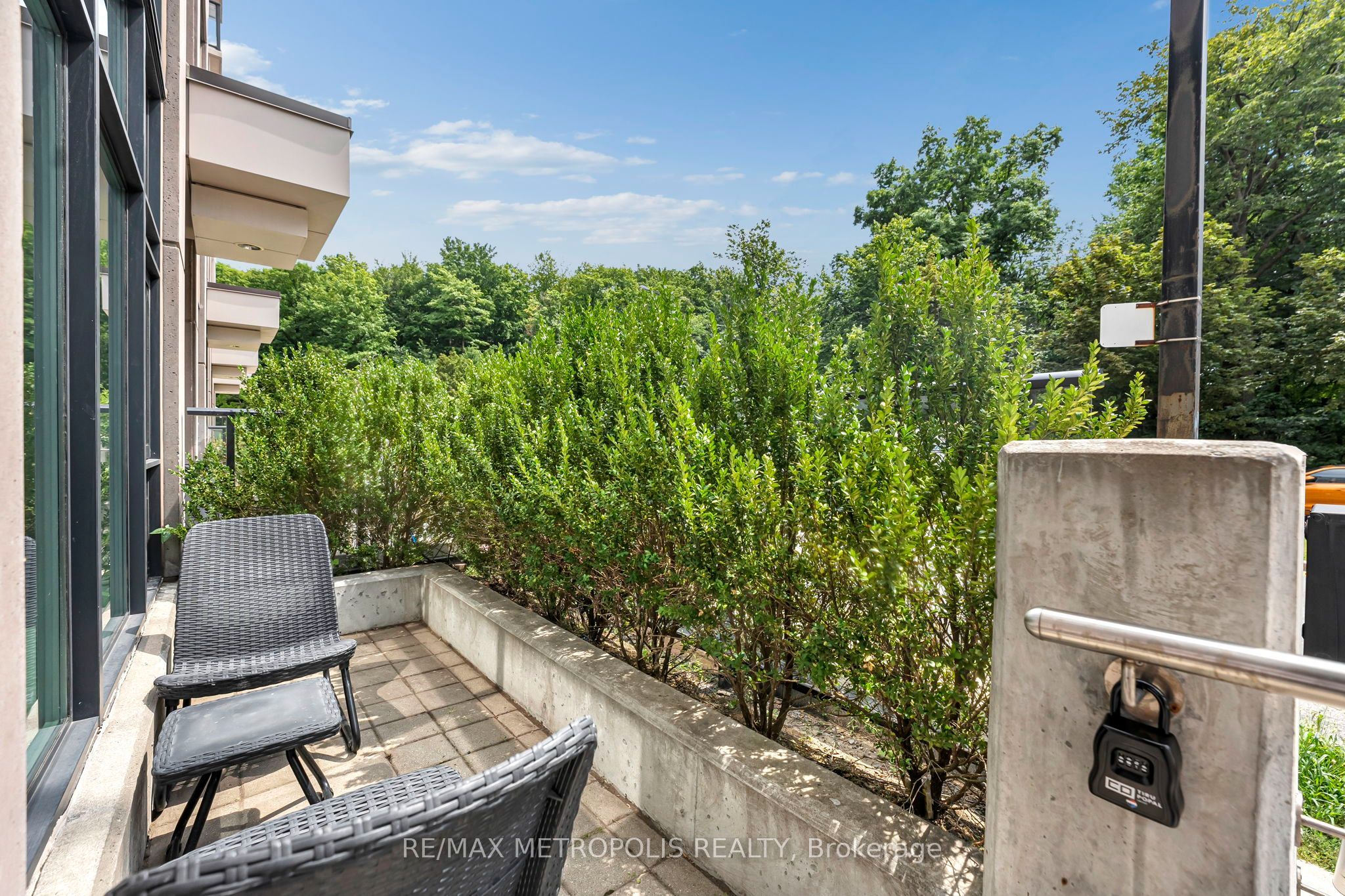 180 Borough Drive Property Photo 4