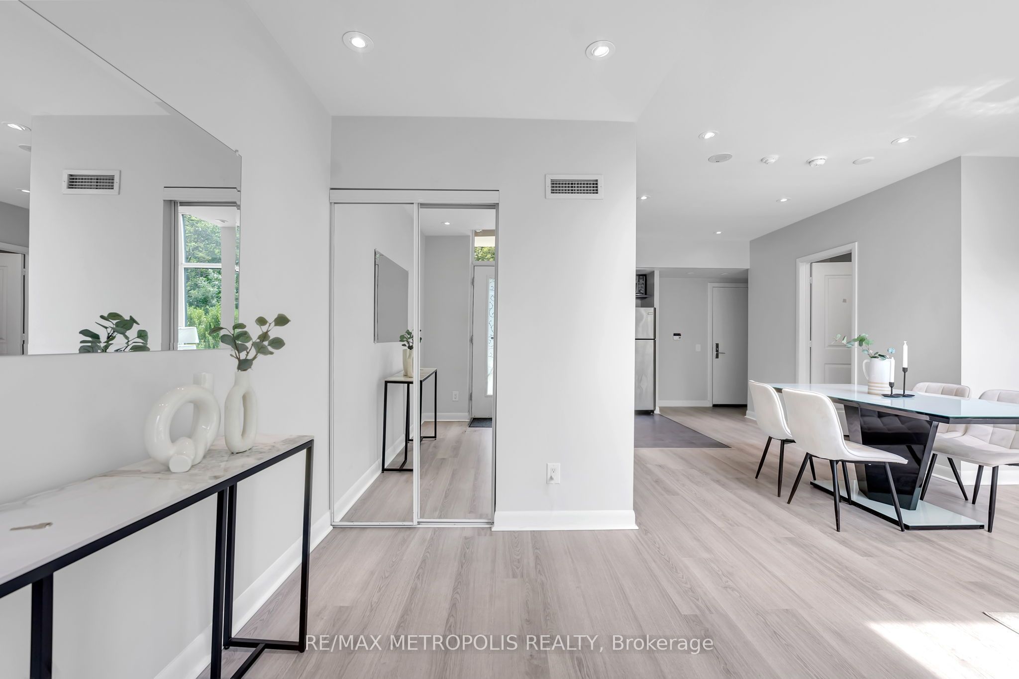 180 Borough Drive Property Photo 6