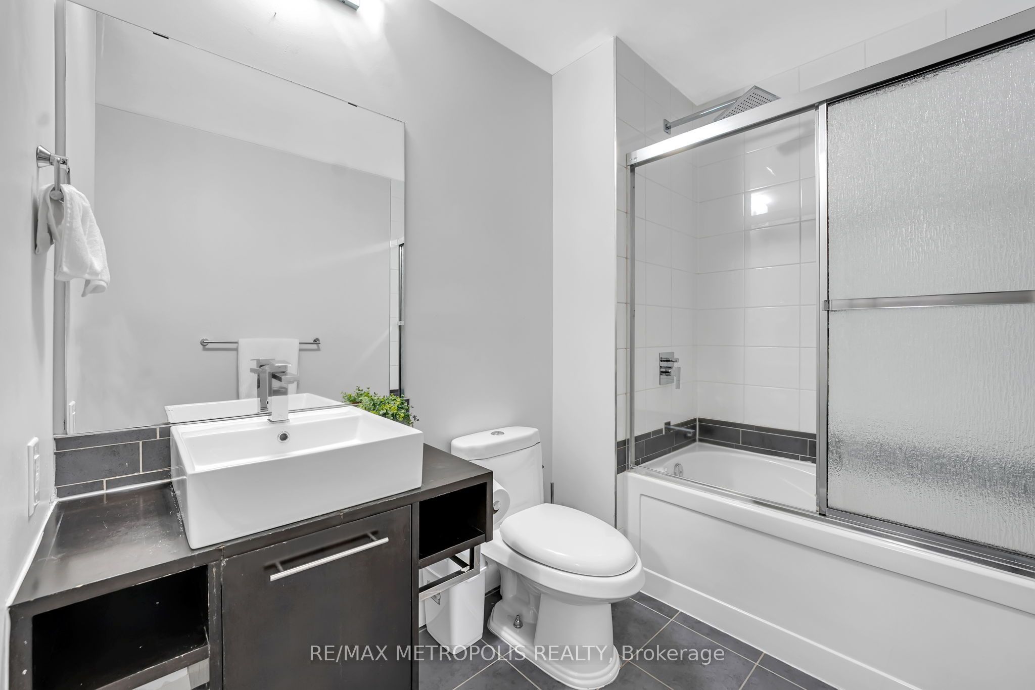 180 Borough Drive Property Photo 24