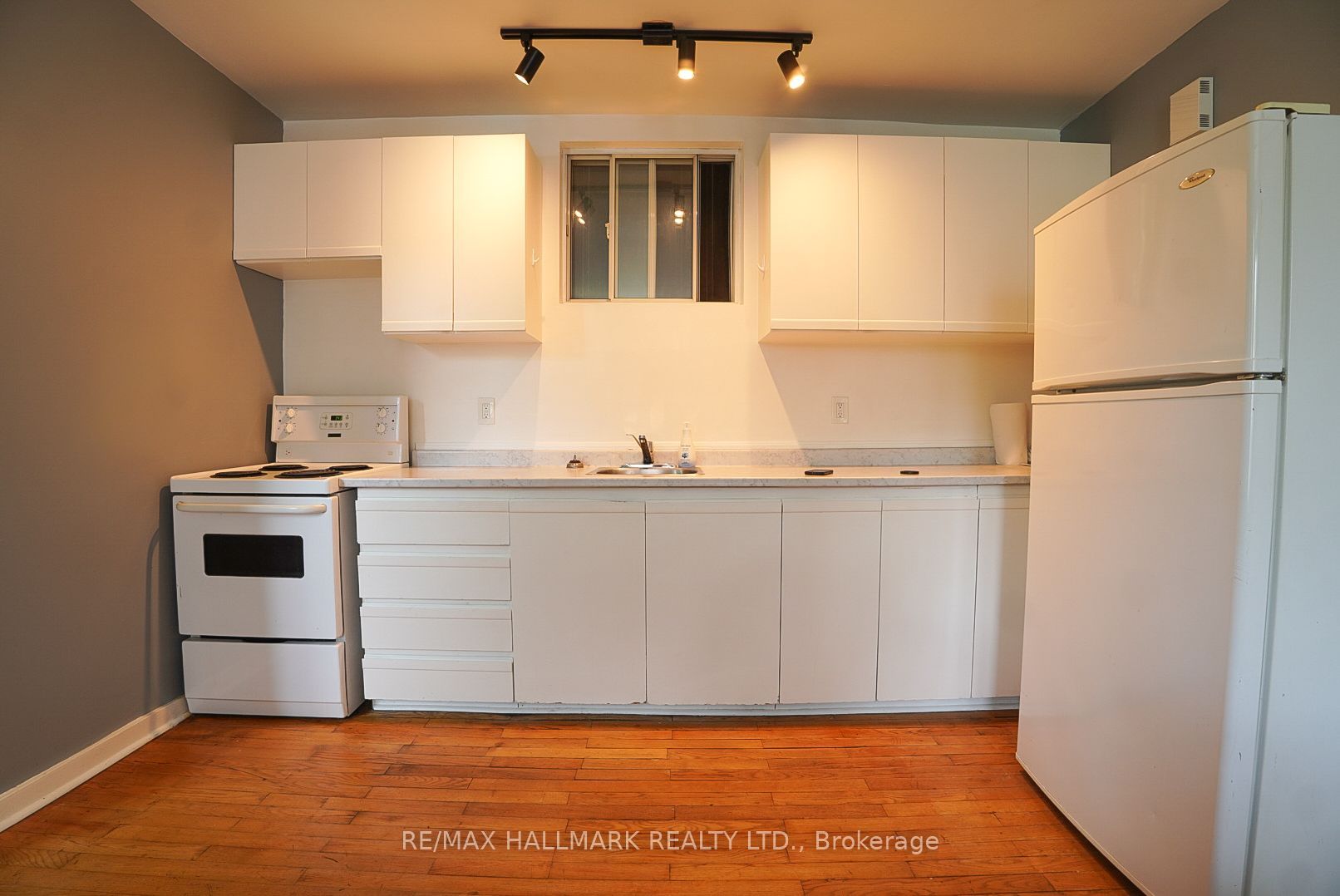 1432 Queen Street E 3 Property Photo 4