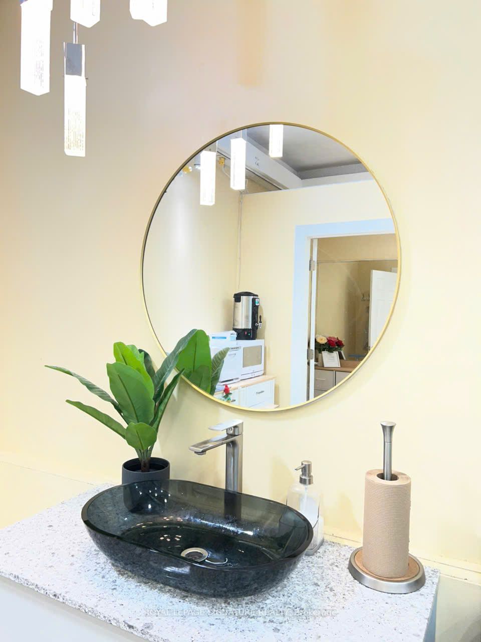 2195 Queen Street E Property Photo 12