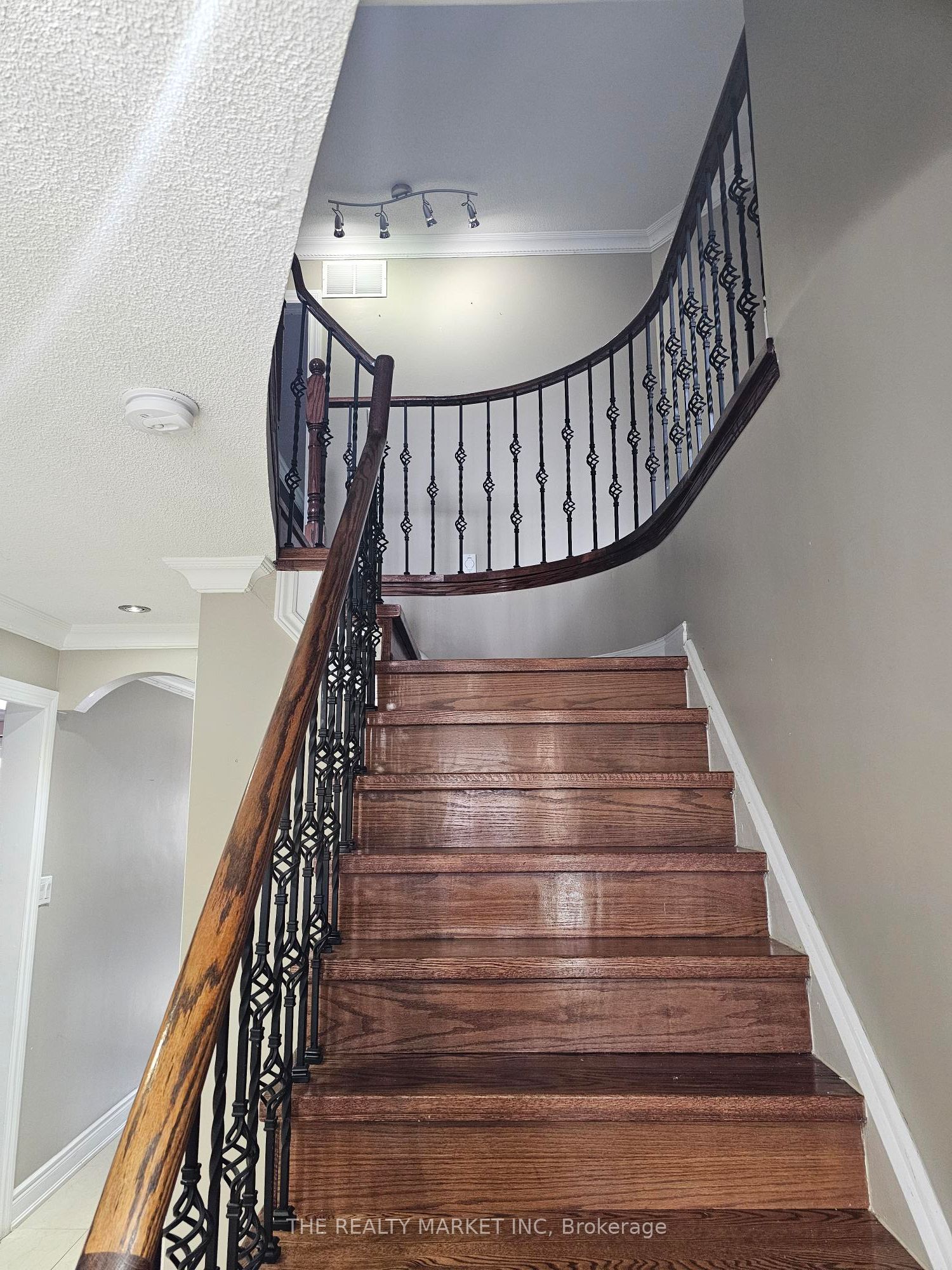 102 William Stephenson Drive Property Photo 2