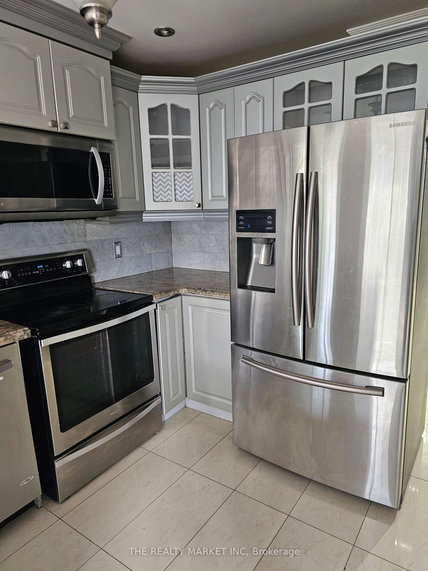 102 William Stephenson Drive Property Photo 3