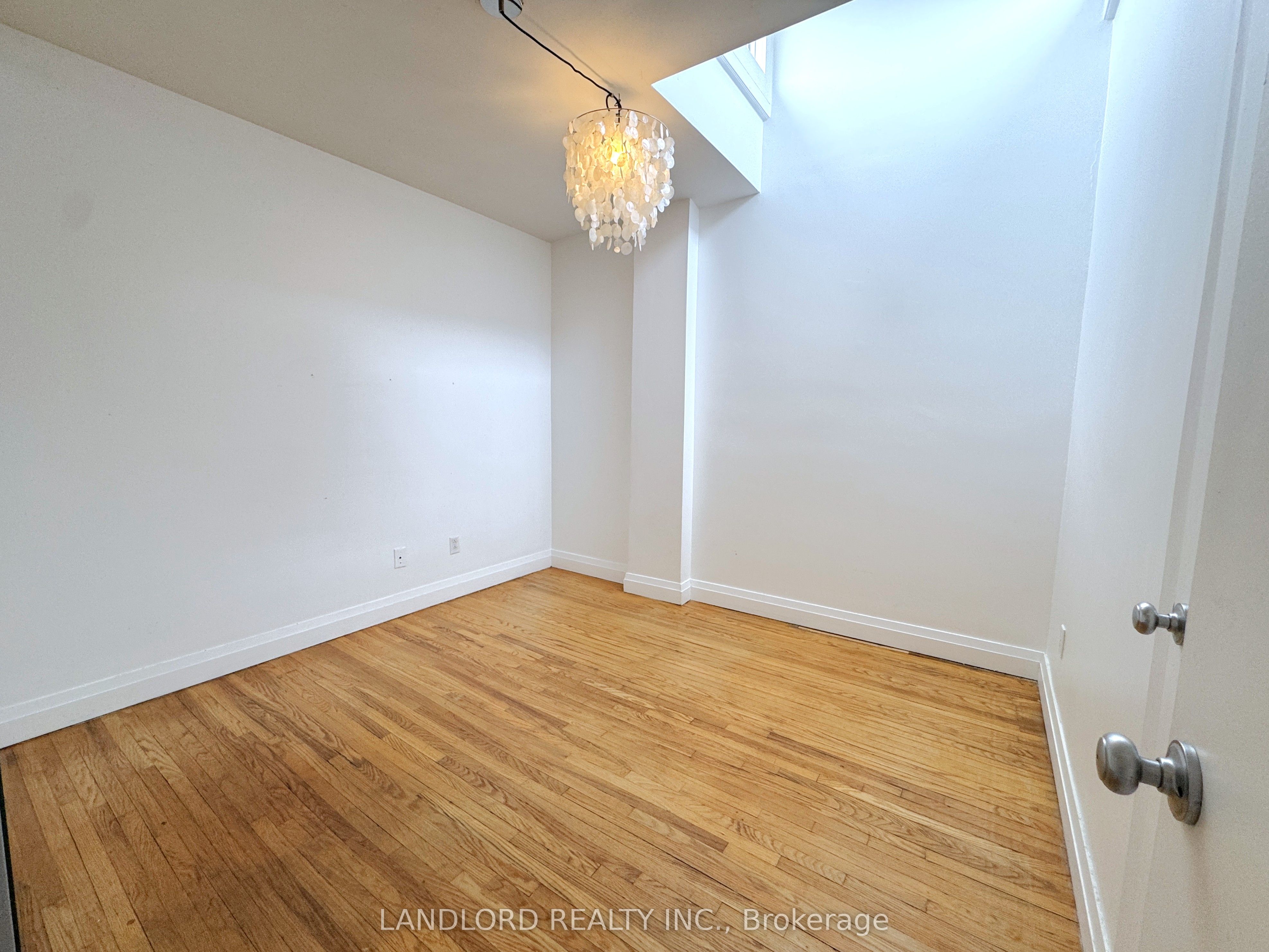 1175 Queen Street E B Property Photo 15