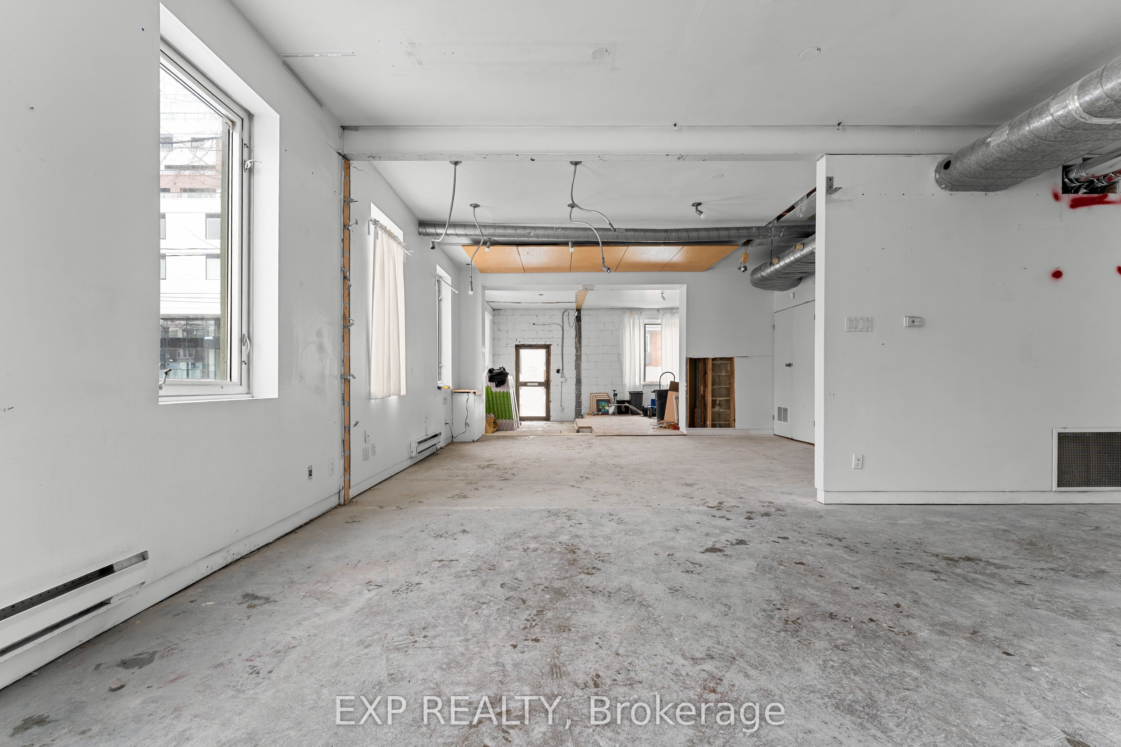 1558 Queen Street E Property Photo 1