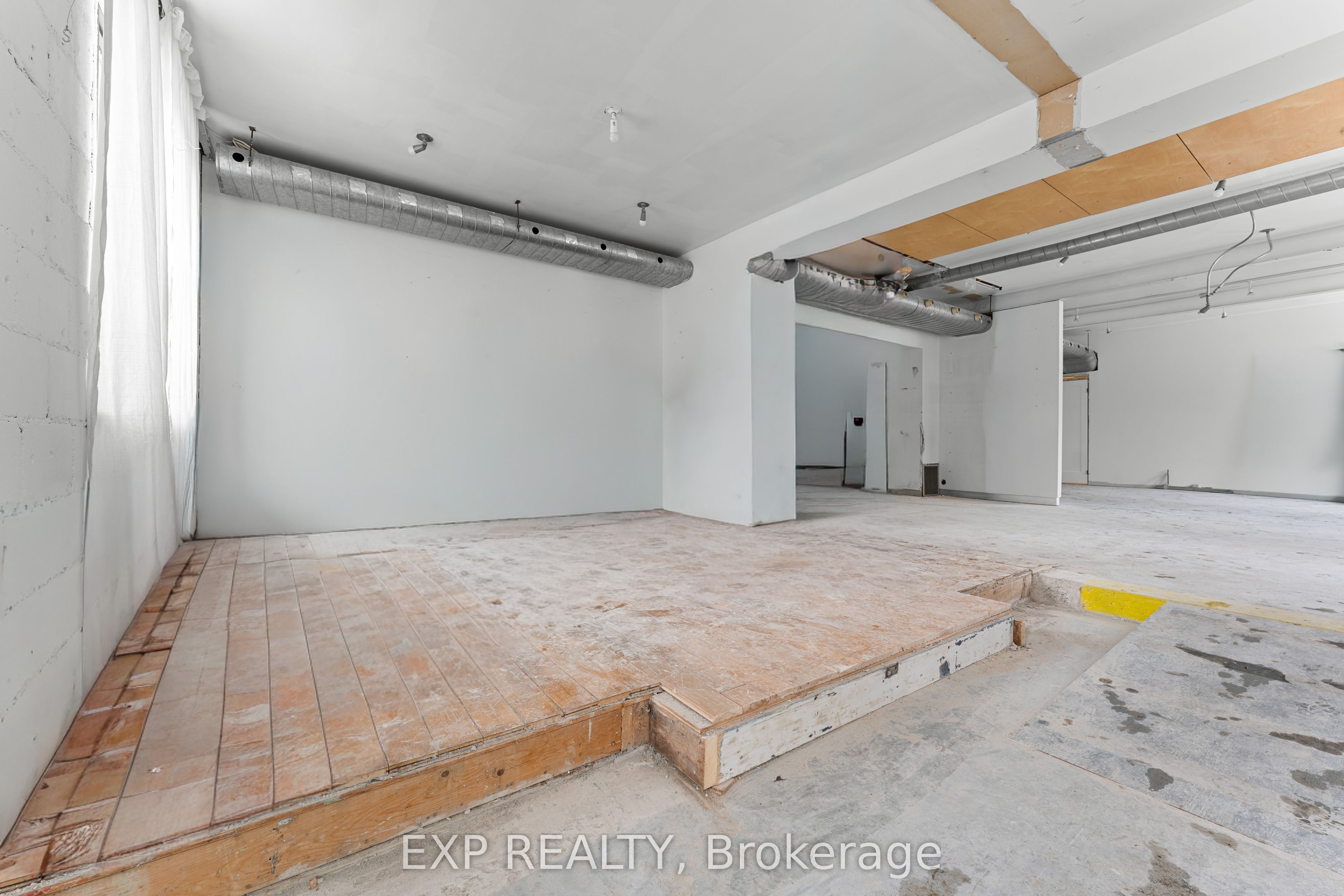 1558 Queen Street E Property Photo 3