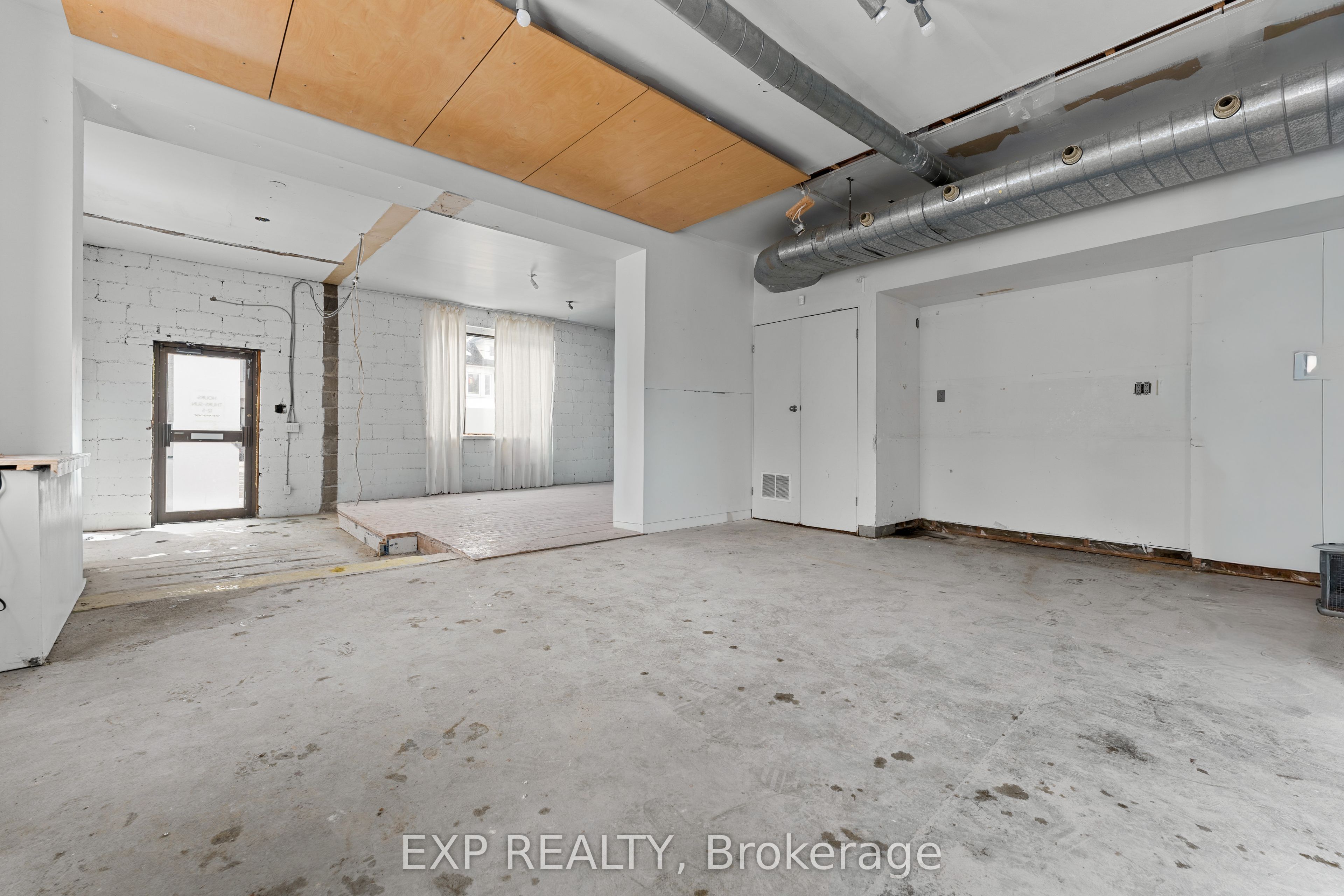 1558 Queen Street E Property Photo 4
