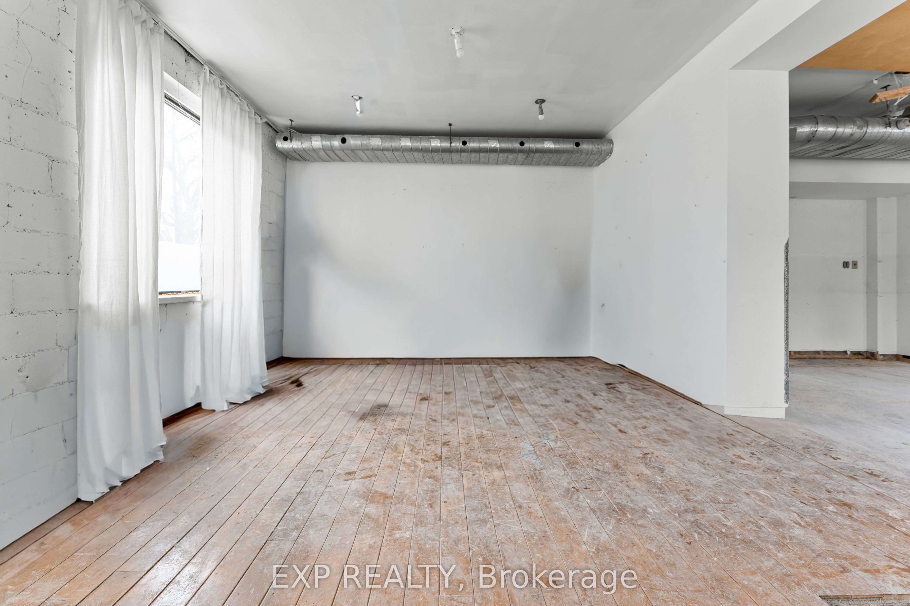 1558 Queen Street E Property Photo 5