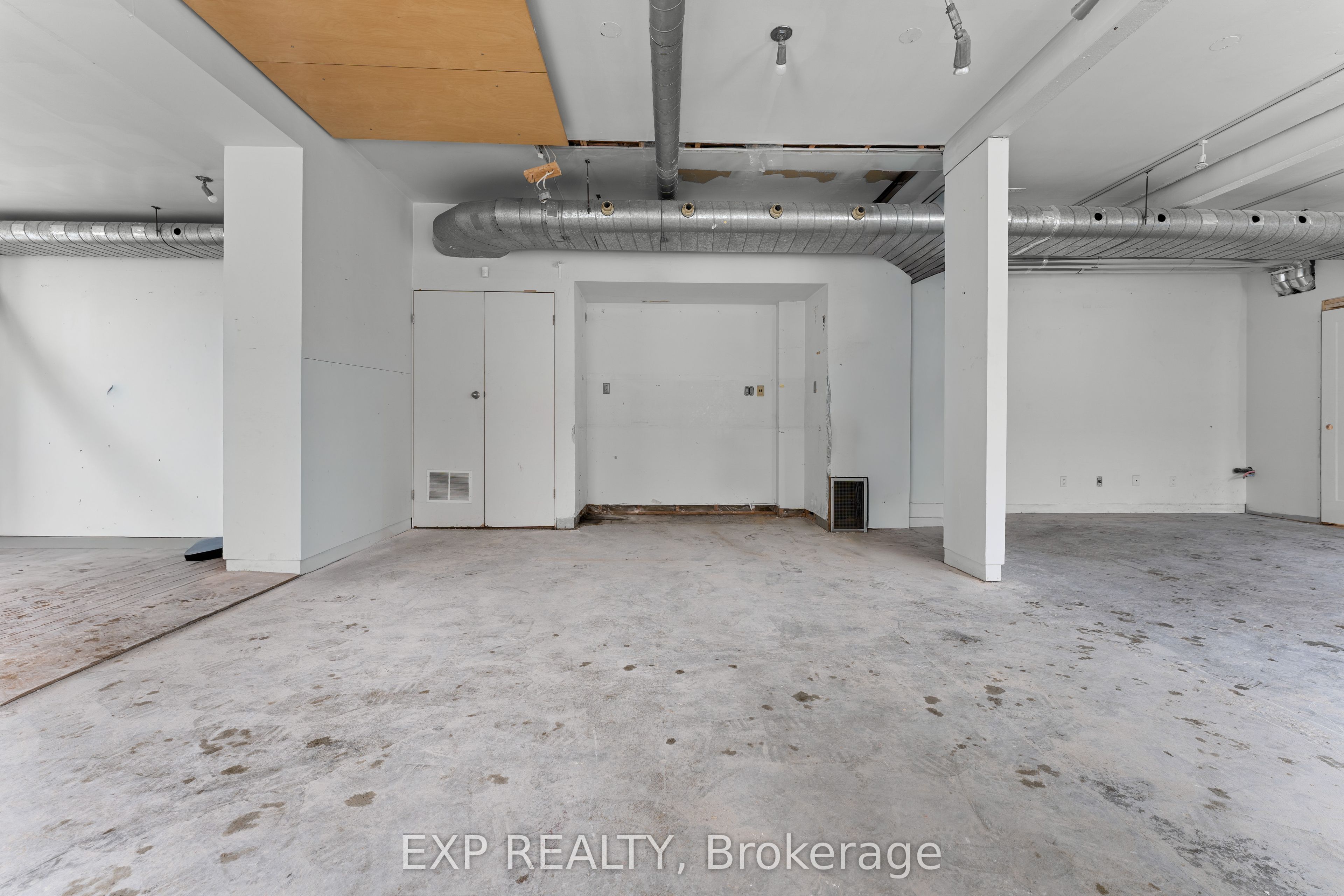 1558 Queen Street E Property Photo 7