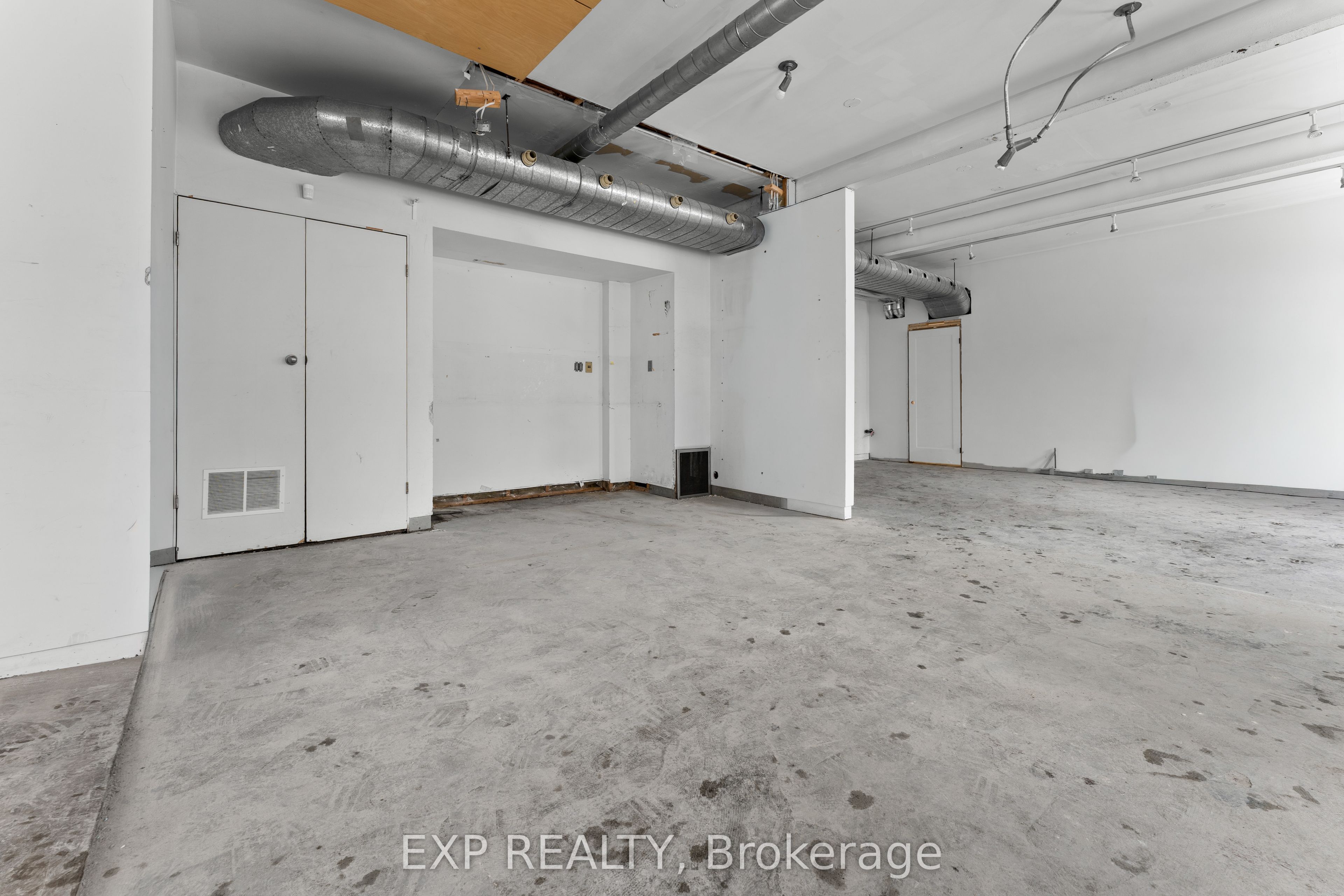 1558 Queen Street E Property Photo 8