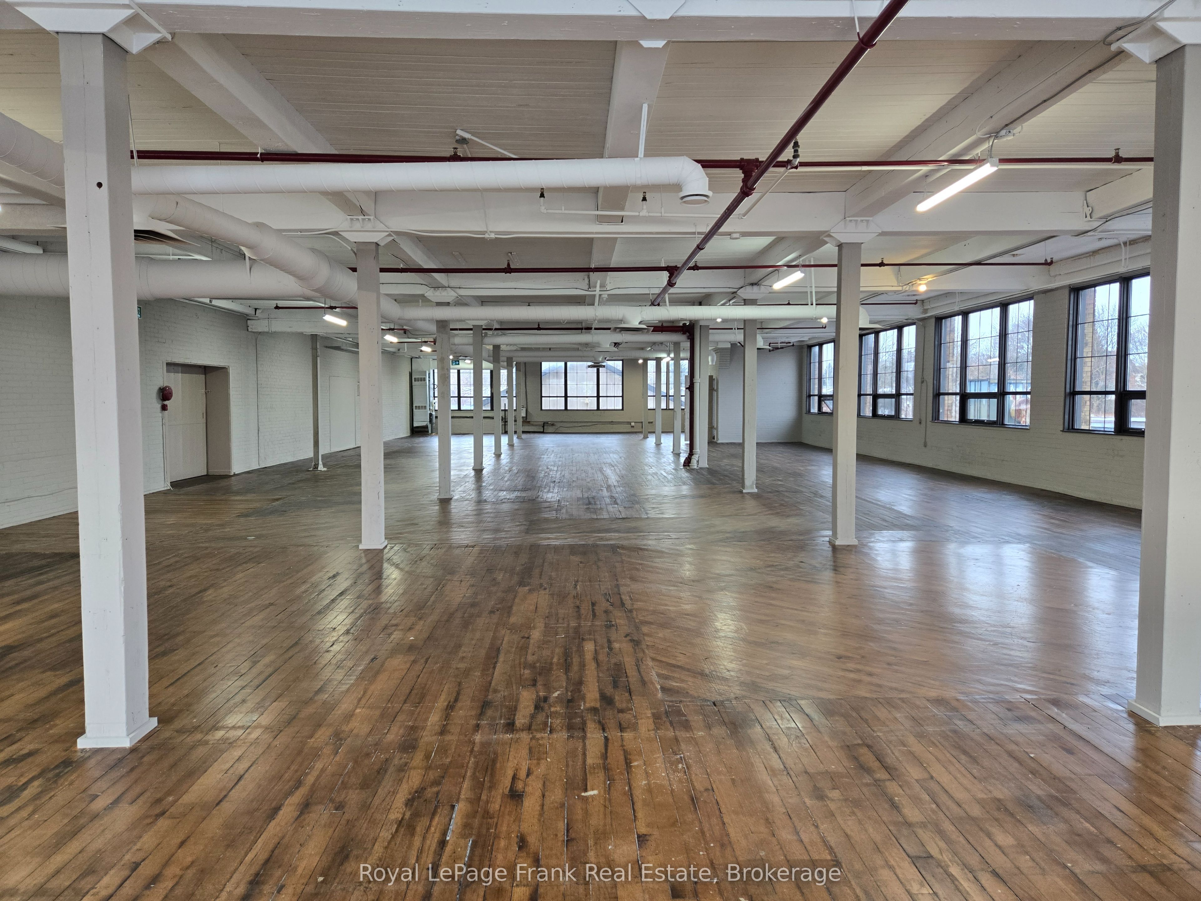 182 Wellington Street 200 Property Photo 1