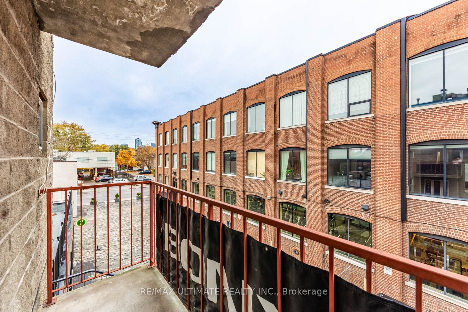 996 Queen Street E 5 Property Photo 4
